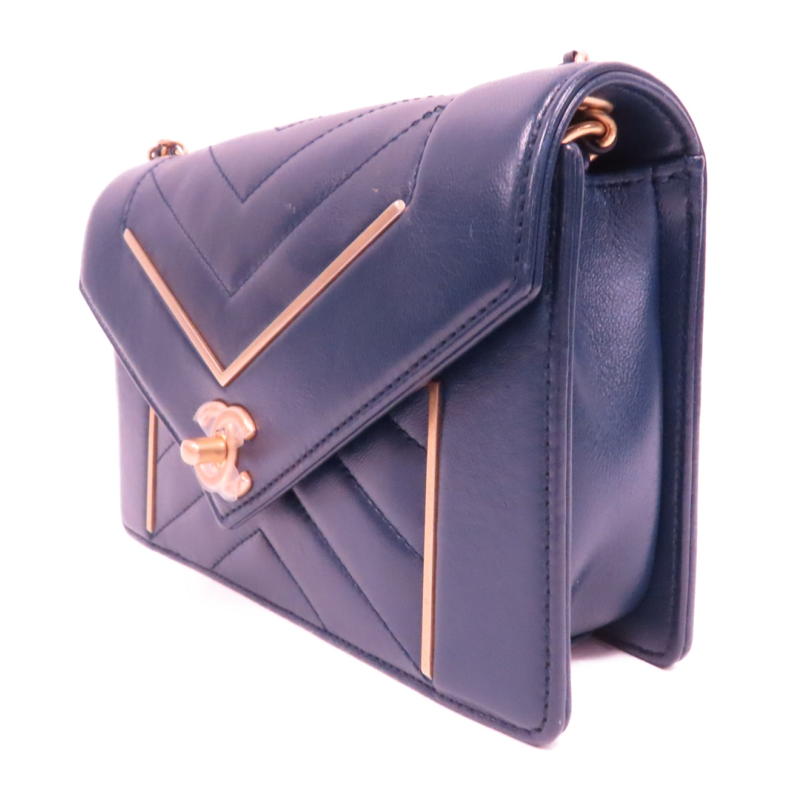 CHANEL 皮革Chevron Flap Bag金扣鏈帶肩背袋深藍色