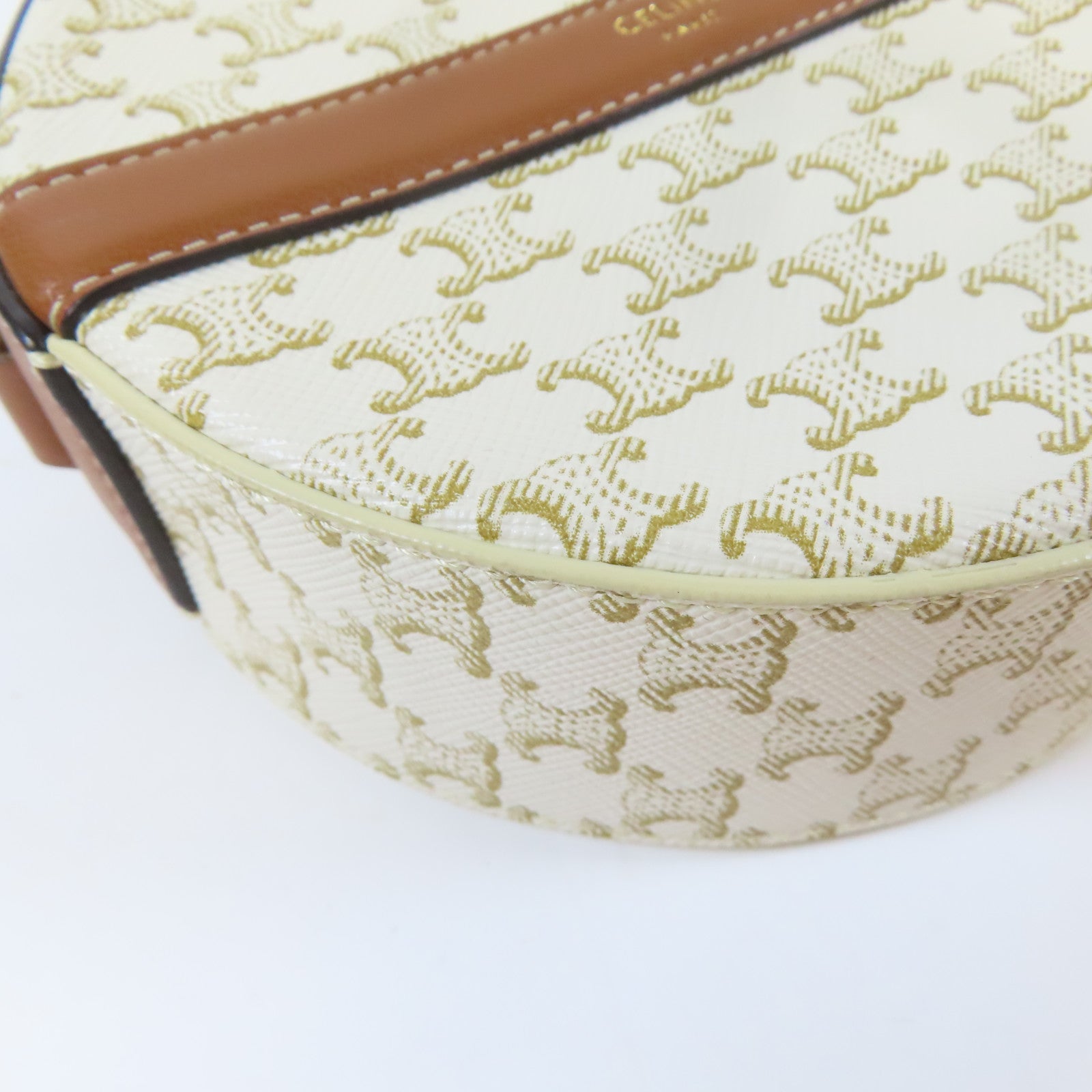CELINE 塗層帆布Triomphe Bag金扣肩背袋白色