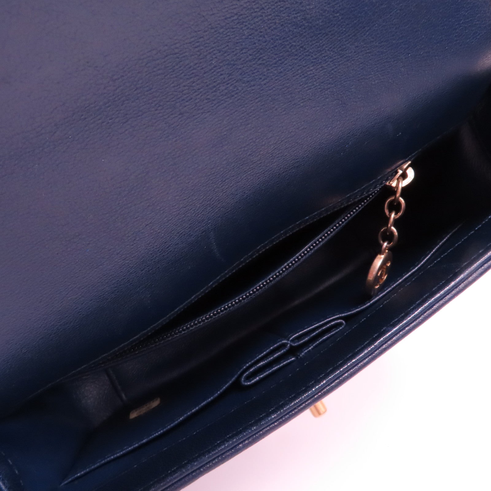 CHANEL 皮革Chevron Flap Bag金扣鏈帶肩背袋深藍色
