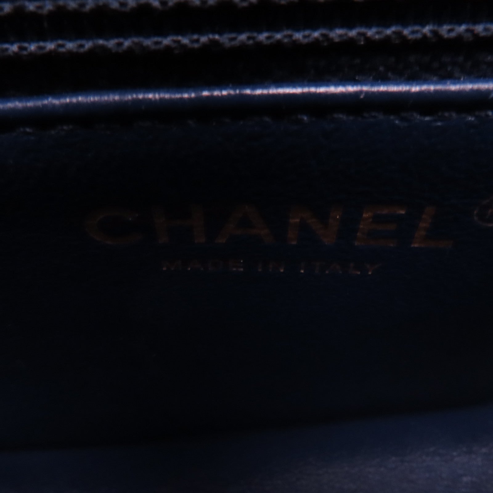 CHANEL 皮革Chevron Flap Bag金扣鏈帶肩背袋深藍色