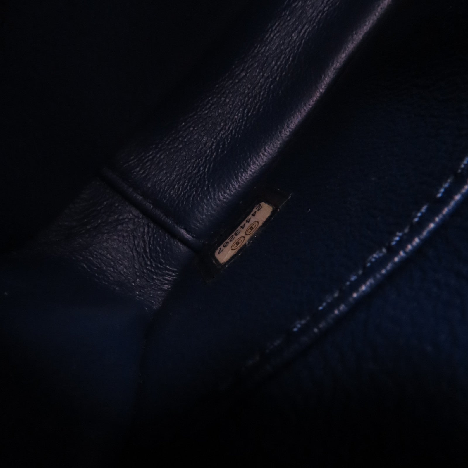 CHANEL 皮革Chevron Flap Bag金扣鏈帶肩背袋深藍色