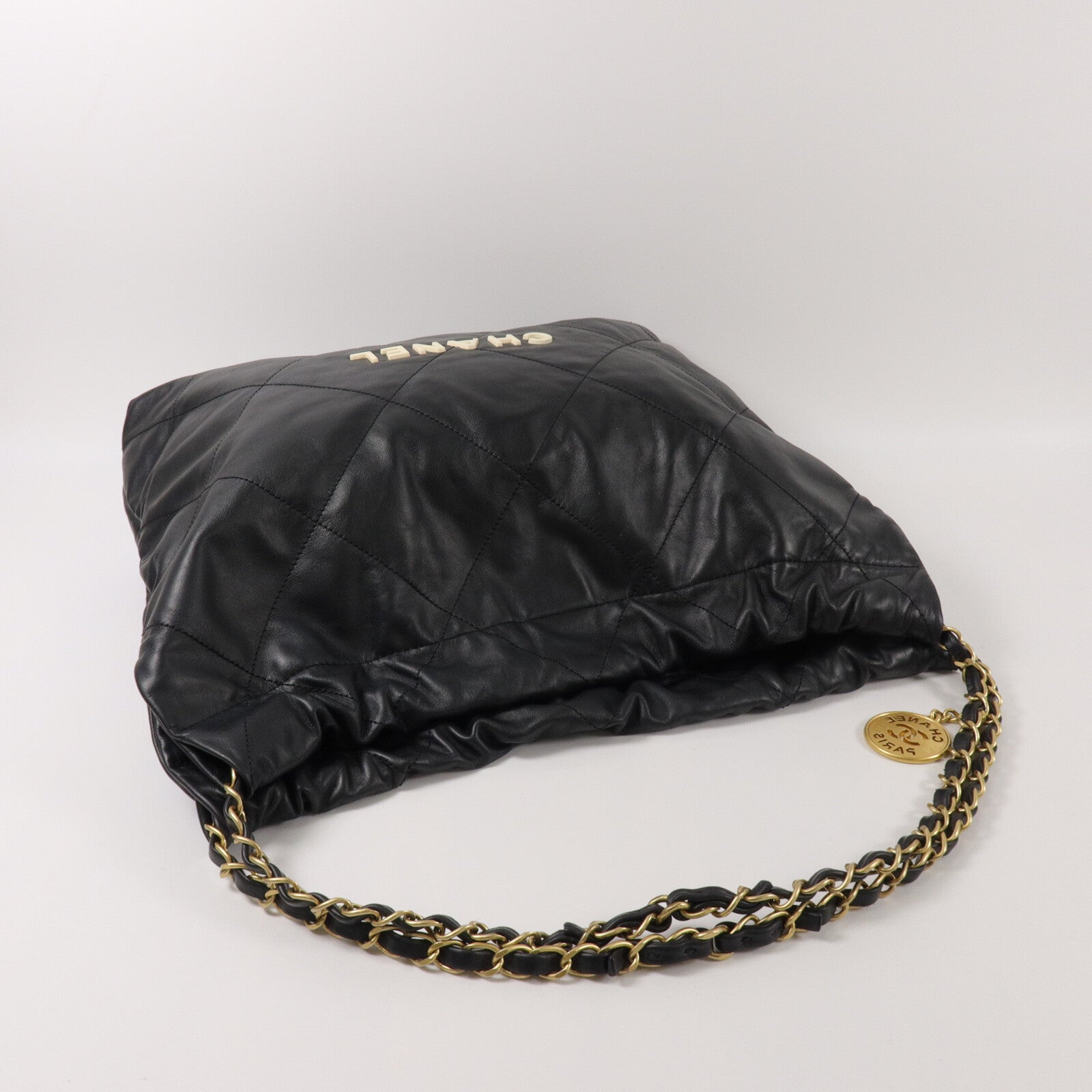 CHANEL 牛皮皮革Chanel 22 Medium鏈帶肩背袋