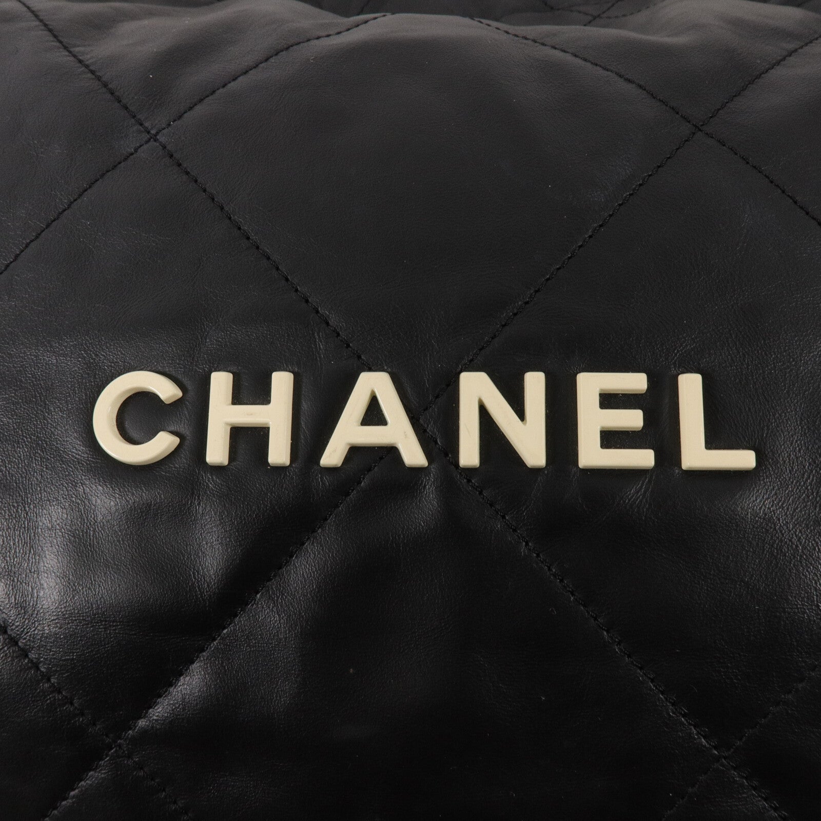 CHANEL 牛皮皮革Chanel 22 Medium鏈帶肩背袋