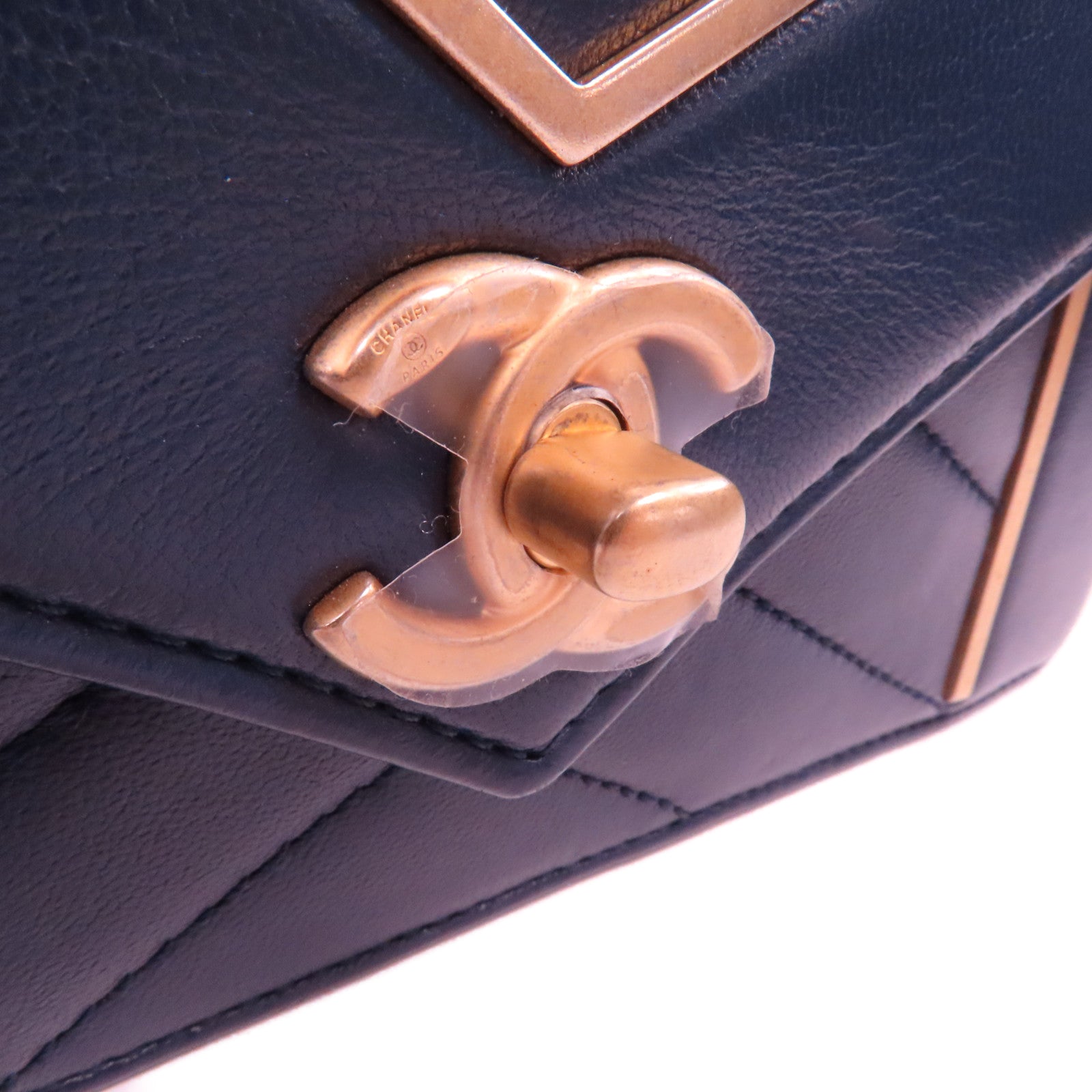 CHANEL 皮革Chevron Flap Bag金扣鏈帶肩背袋深藍色