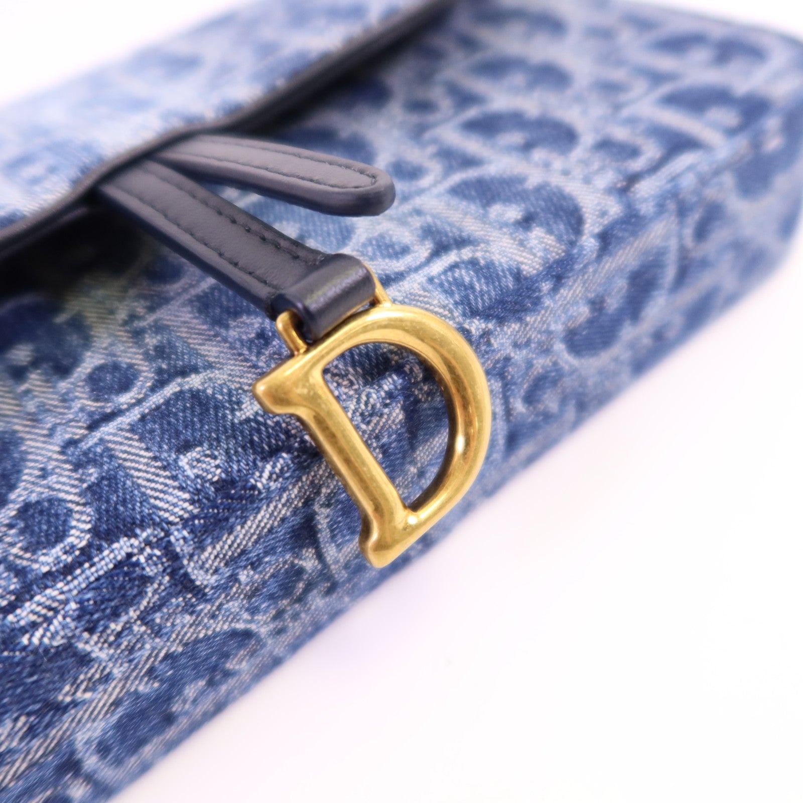 Dior Obriqur牛仔布Medium Saddle Pouch With Chain金扣鏈帶肩背袋