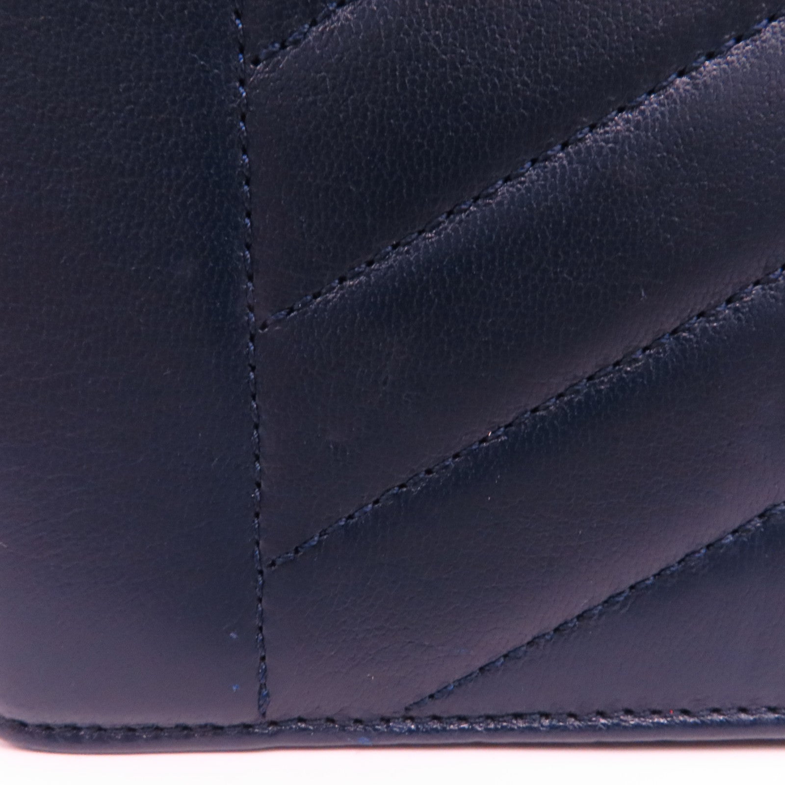 CHANEL 皮革Chevron Flap Bag金扣鏈帶肩背袋深藍色
