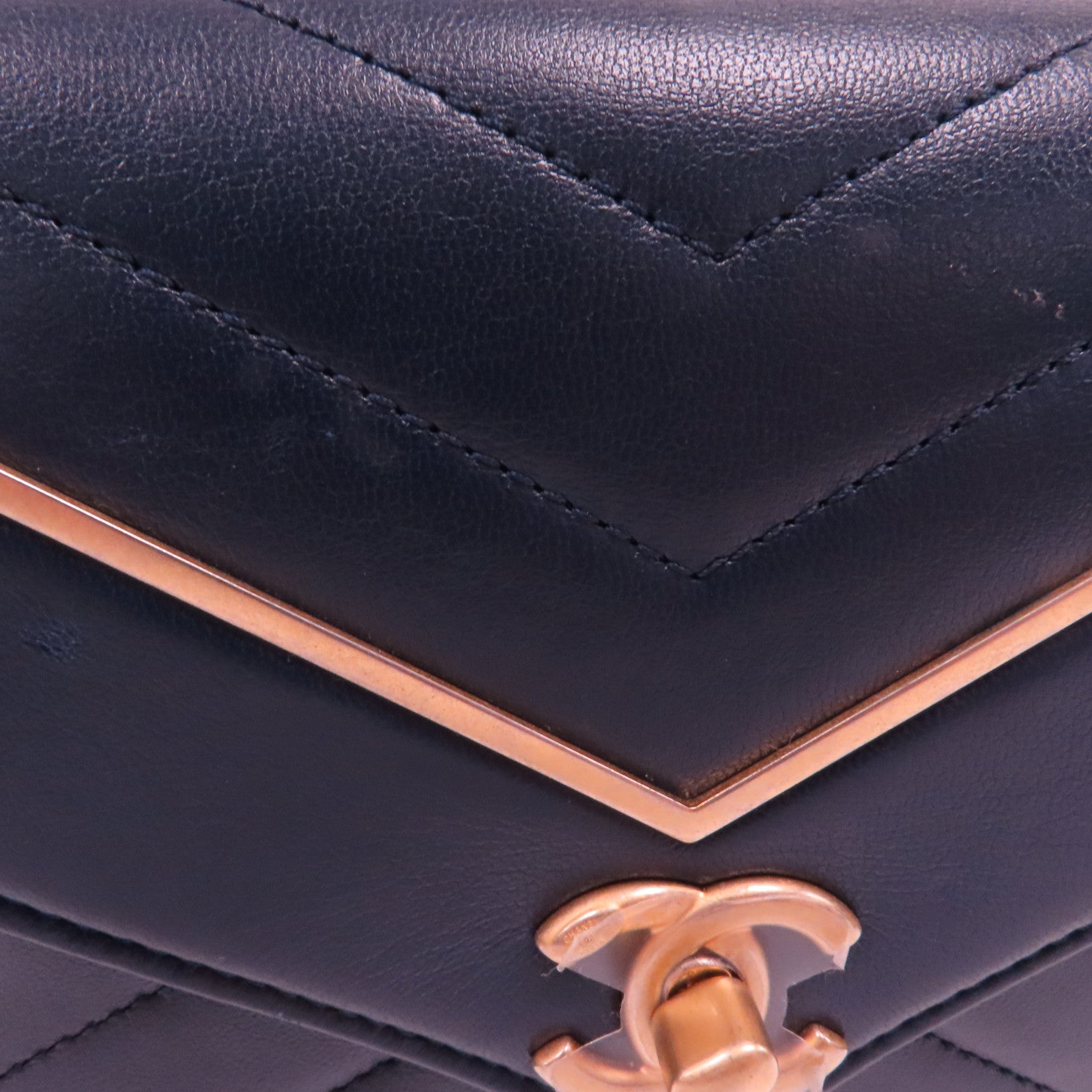 CHANEL 皮革Chevron Flap Bag金扣鏈帶肩背袋深藍色