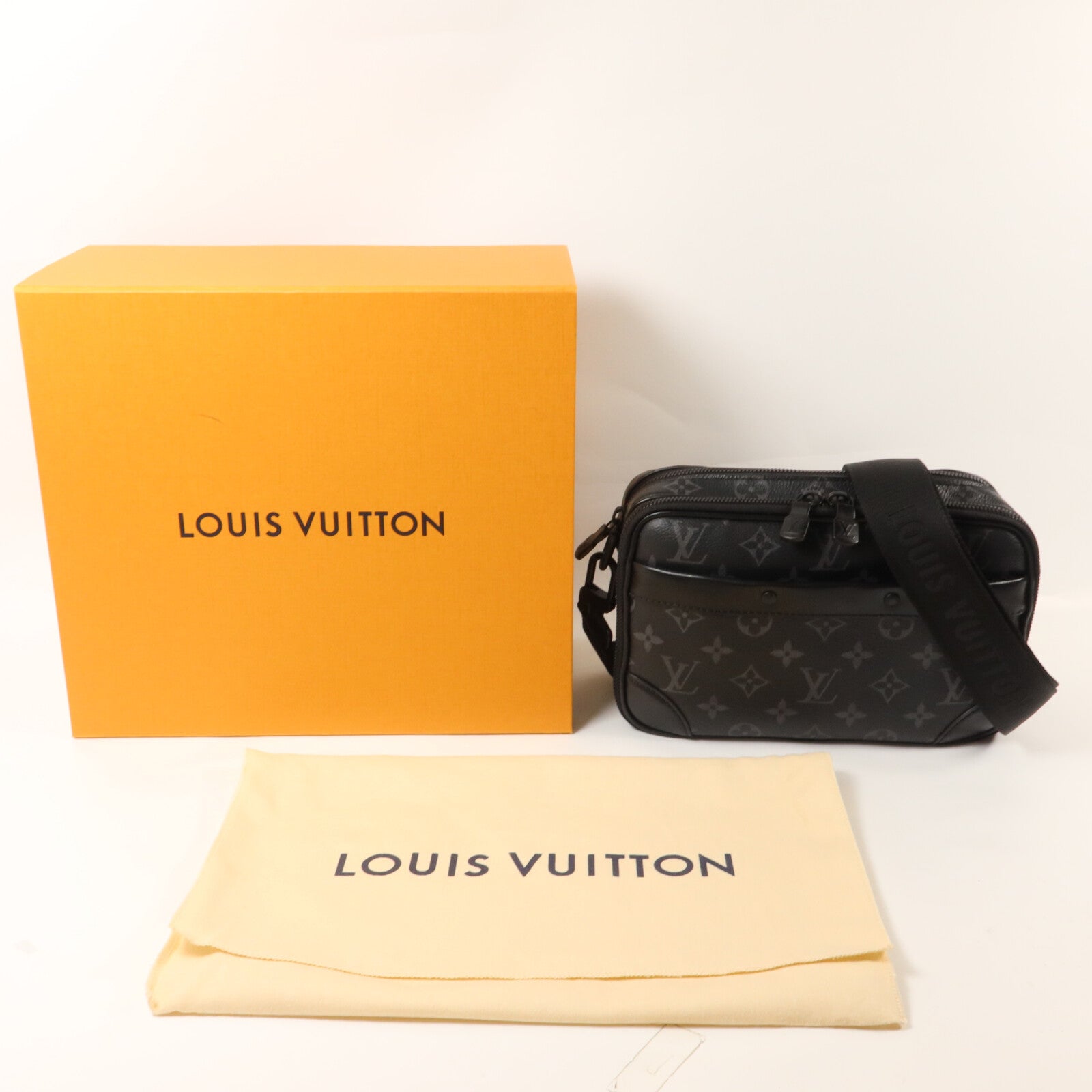 LOUIS VUITTON Monogram Eclipse Alpha Messenger肩背袋