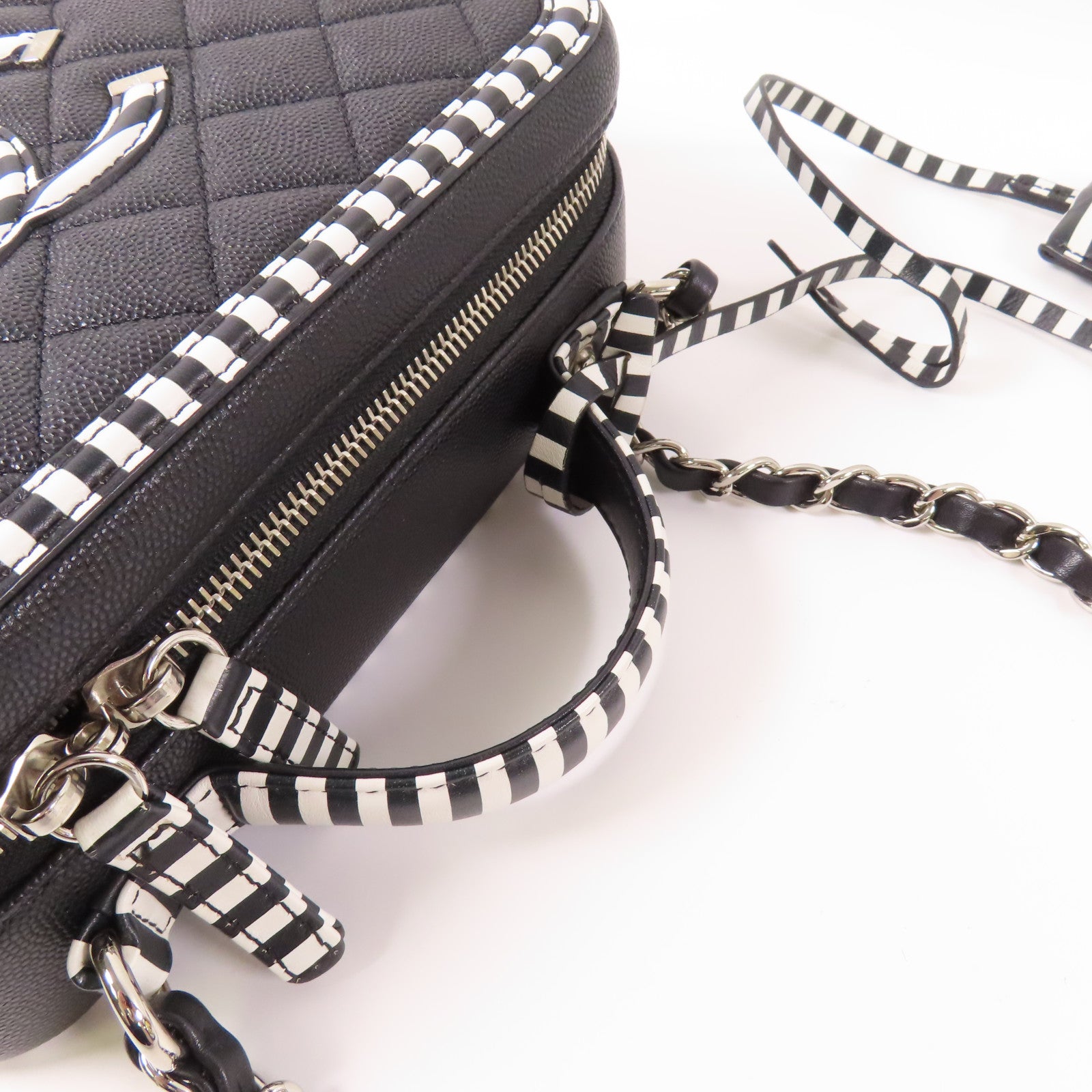 CHANEL 【激減優惠】牛皮皮革Filigree Vanity Case Medium銀扣手挽肩背兩用袋