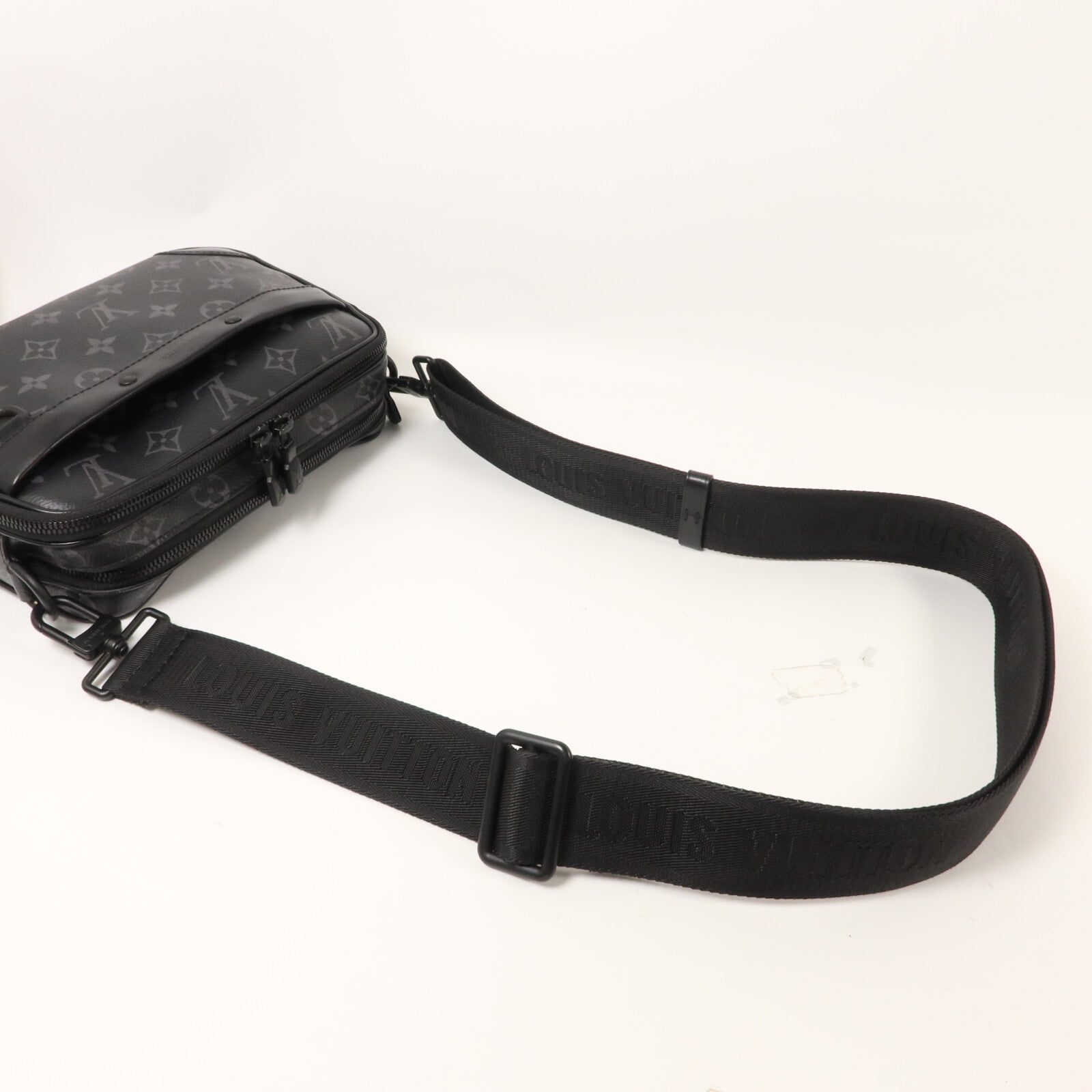 LOUIS VUITTON Monogram Eclipse Alpha Messenger肩背袋