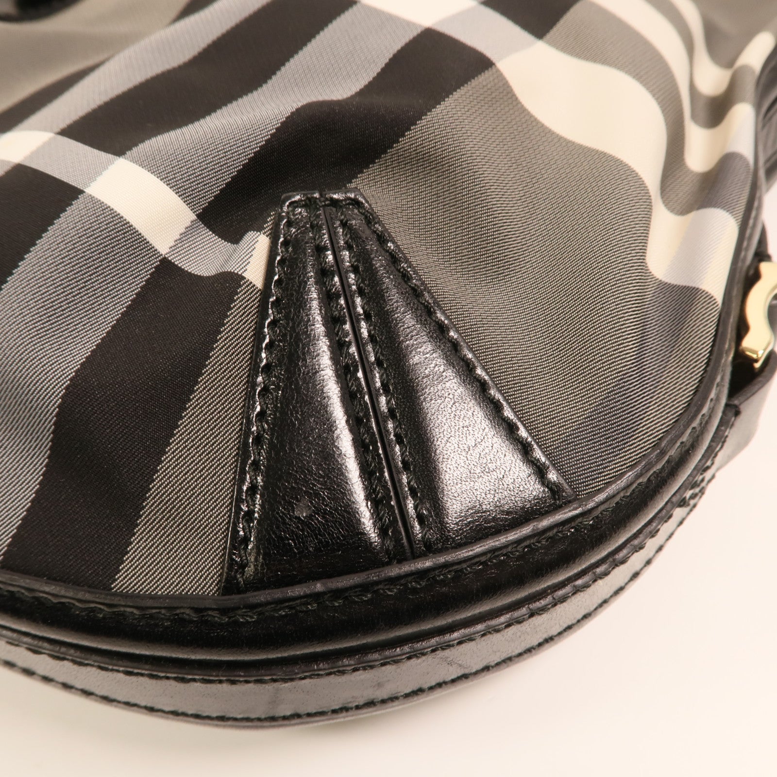 BURBERRY 尼龍Shoulder Bag金扣肩背袋
