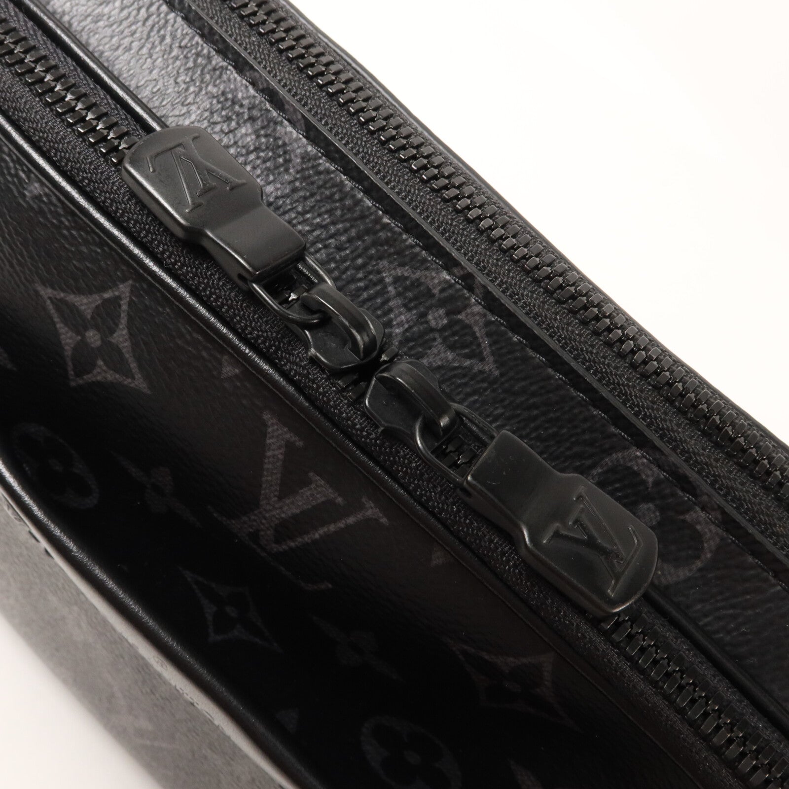 LOUIS VUITTON Monogram Eclipse Alpha Messenger肩背袋