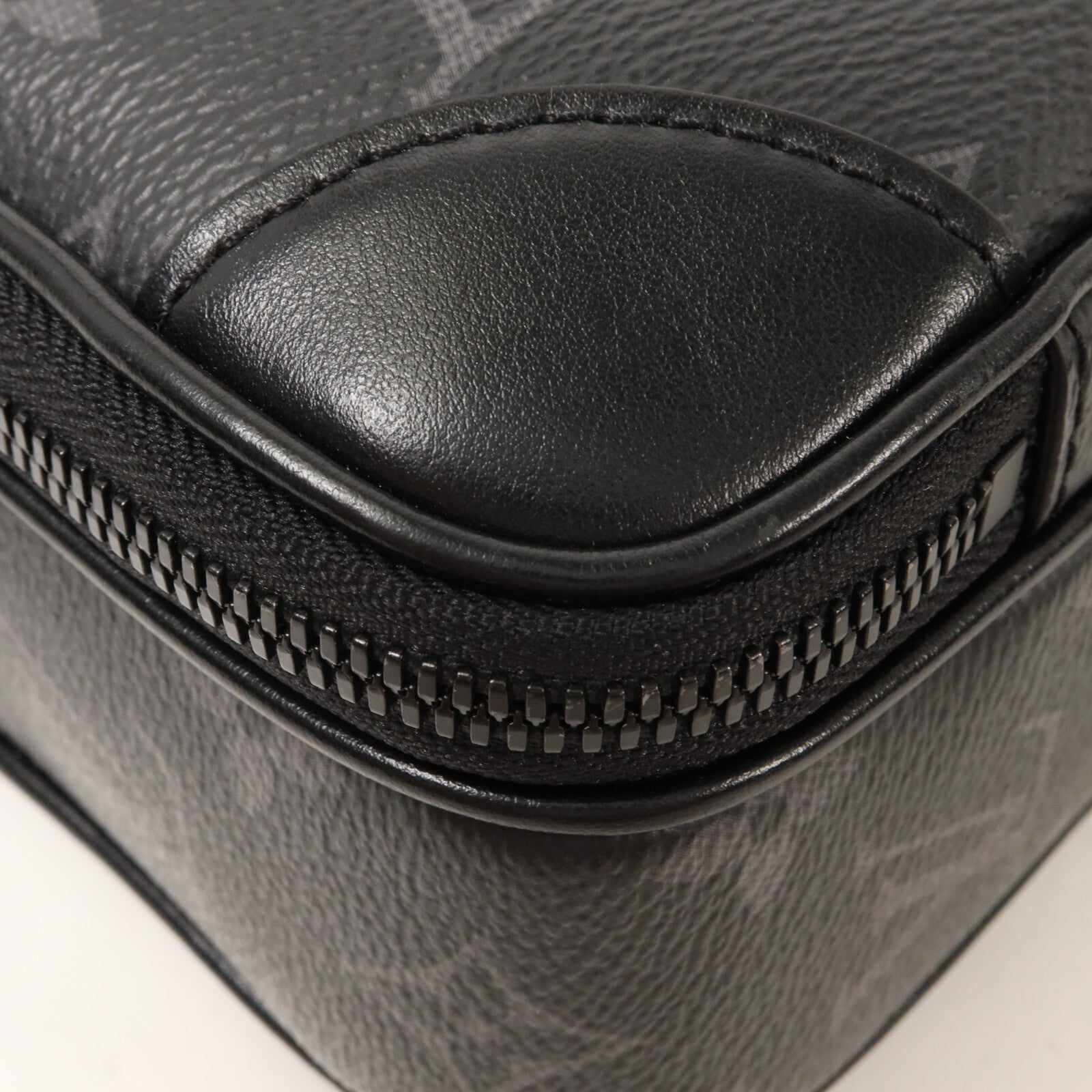 LOUIS VUITTON Monogram Eclipse Alpha Messenger肩背袋