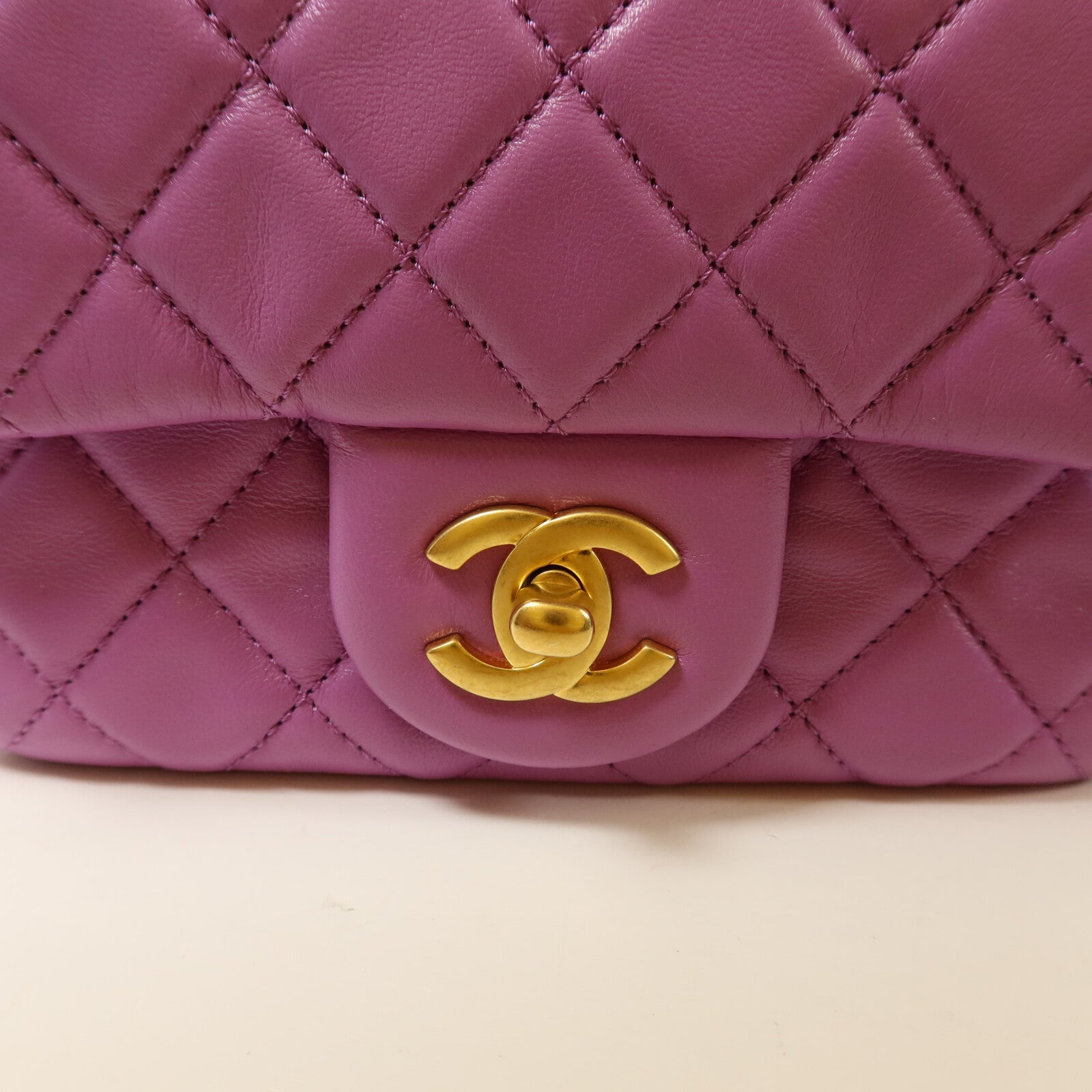 CHANEL 羊皮皮革Mini Classic 17 with Gold ball鏈帶肩背袋