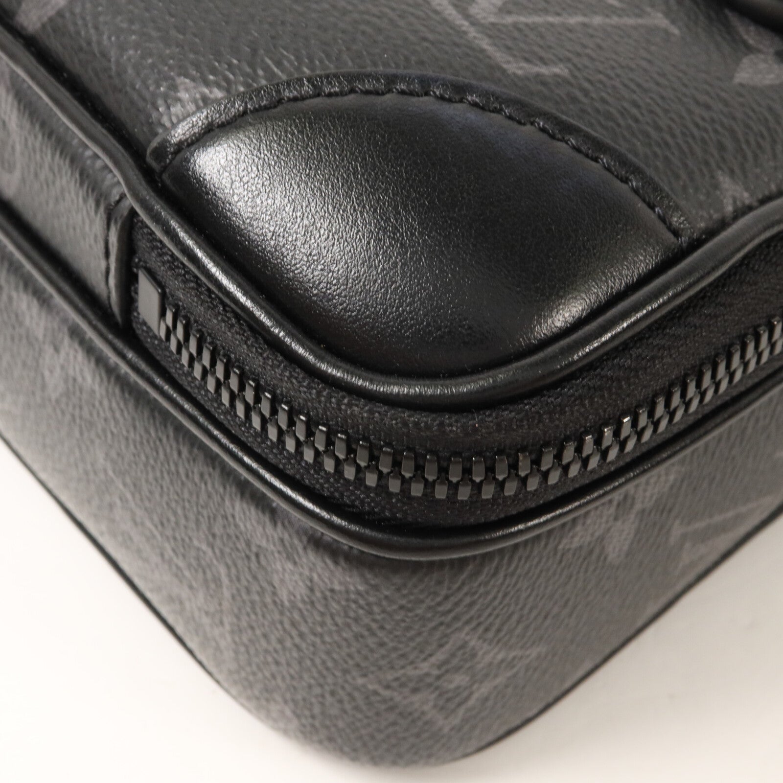 LOUIS VUITTON Monogram Eclipse Alpha Messenger肩背袋