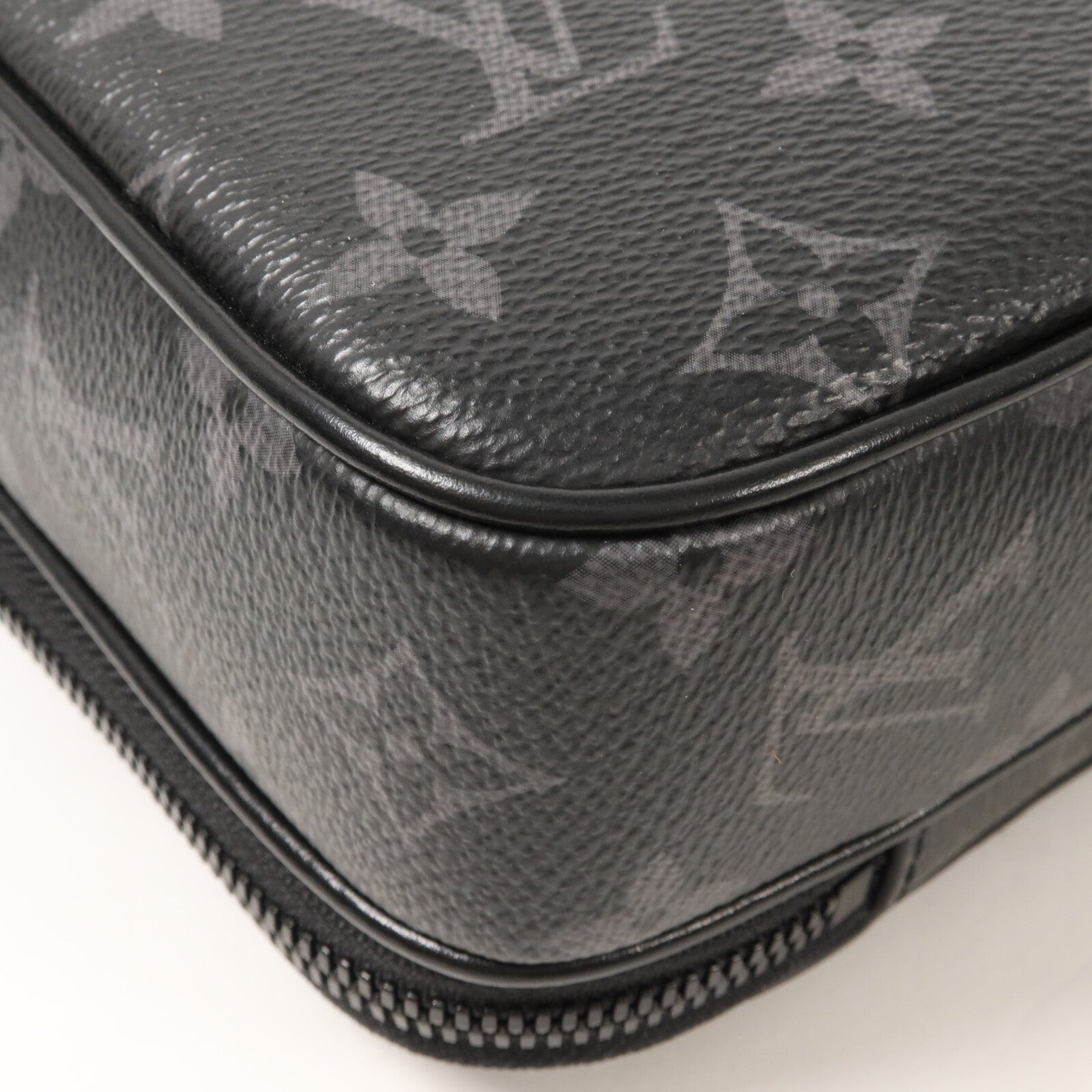 LOUIS VUITTON Monogram Eclipse Alpha Messenger肩背袋