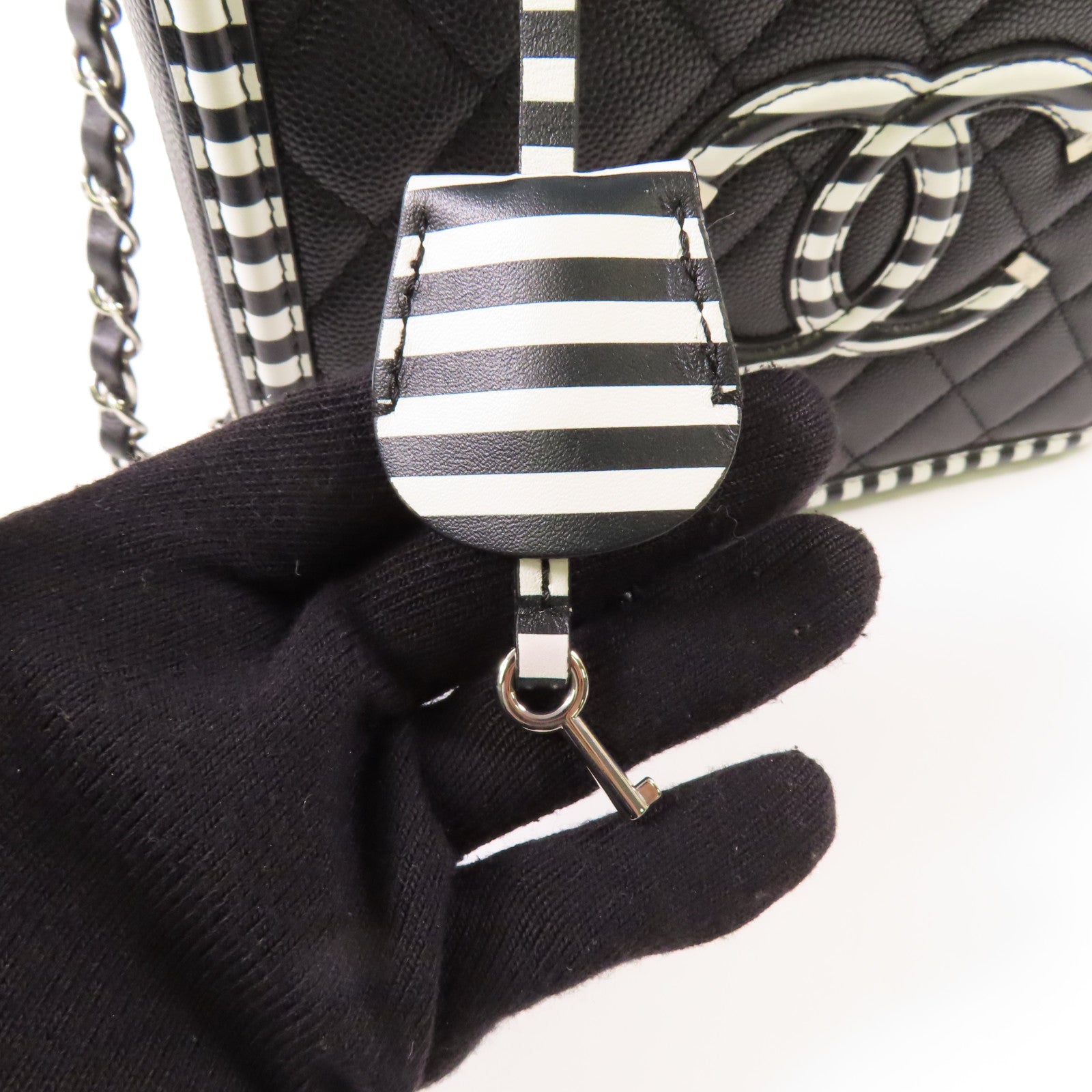 CHANEL 【激減優惠】牛皮皮革Filigree Vanity Case Medium銀扣手挽肩背兩用袋