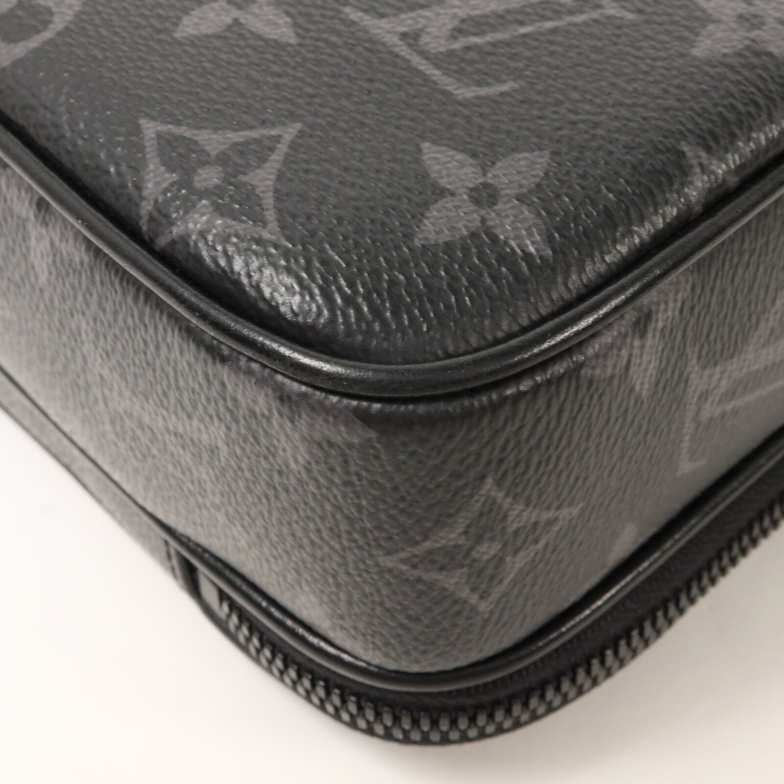 LOUIS VUITTON Monogram Eclipse Alpha Messenger肩背袋