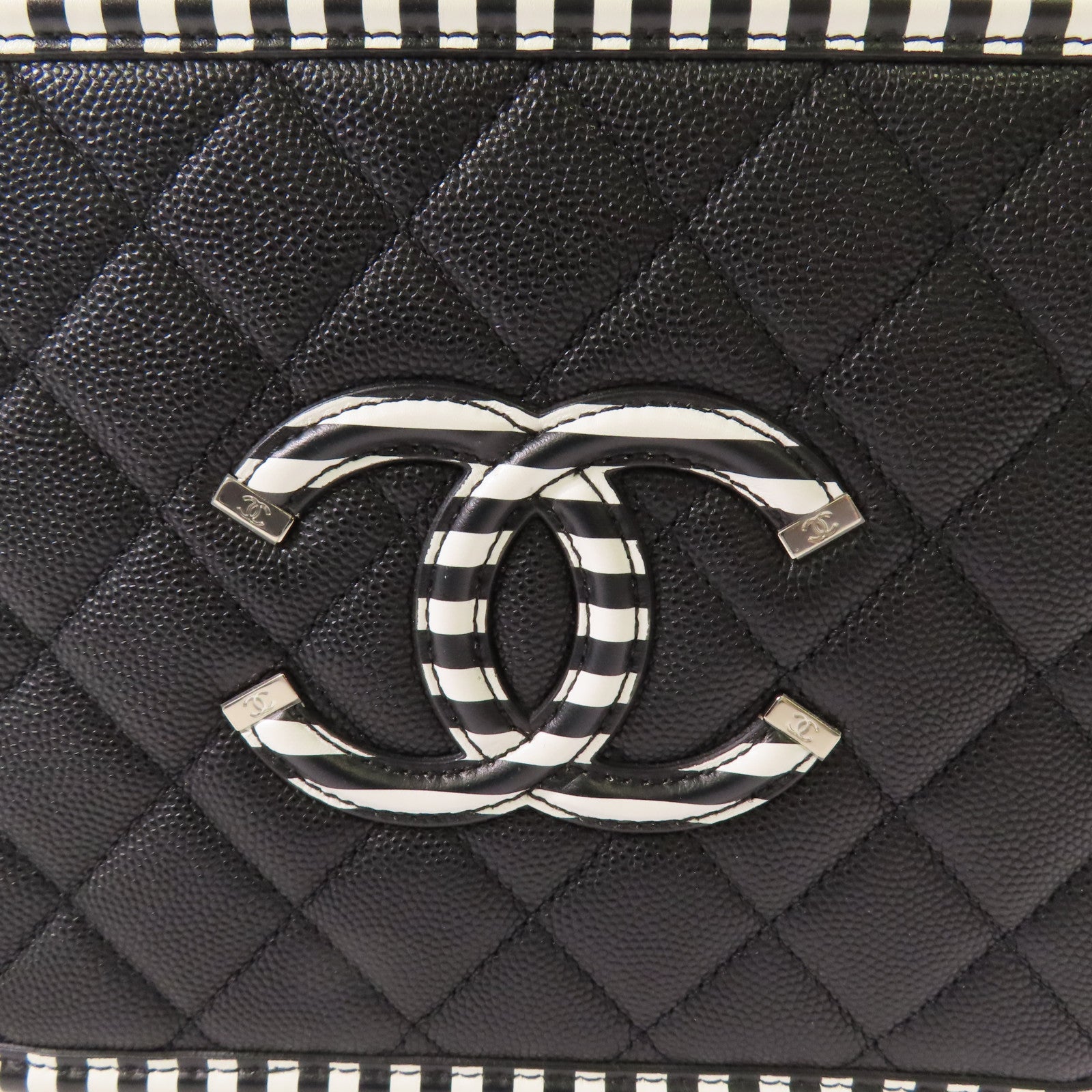 CHANEL 【激減優惠】牛皮皮革Filigree Vanity Case Medium銀扣手挽肩背兩用袋