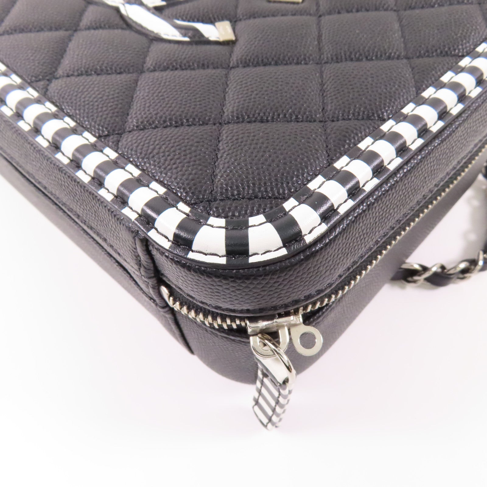 CHANEL 【激減優惠】牛皮皮革Filigree Vanity Case Medium銀扣手挽肩背兩用袋