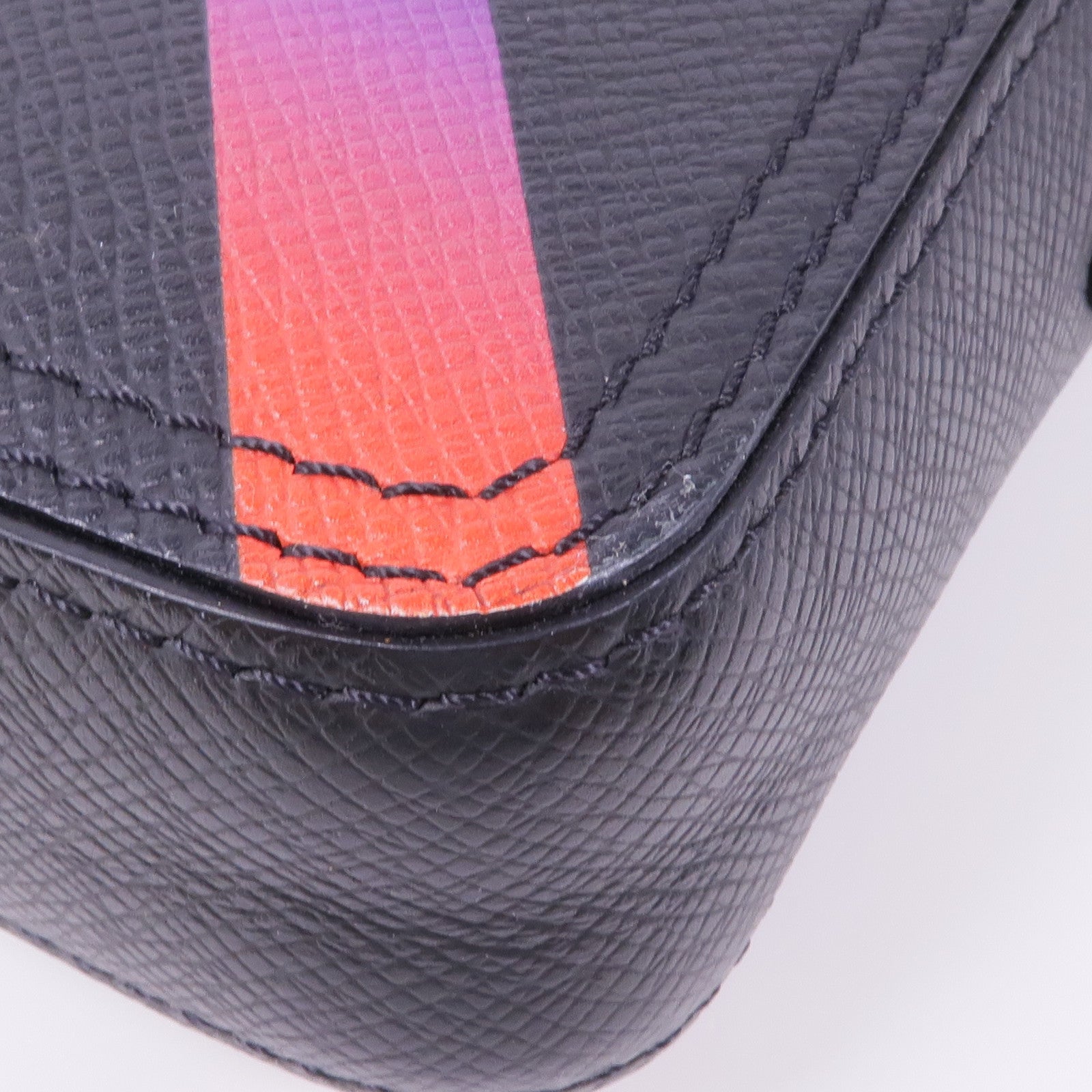 LOUIS VUITTON 【激減優惠】Taiga Danube Messenger肩背袋