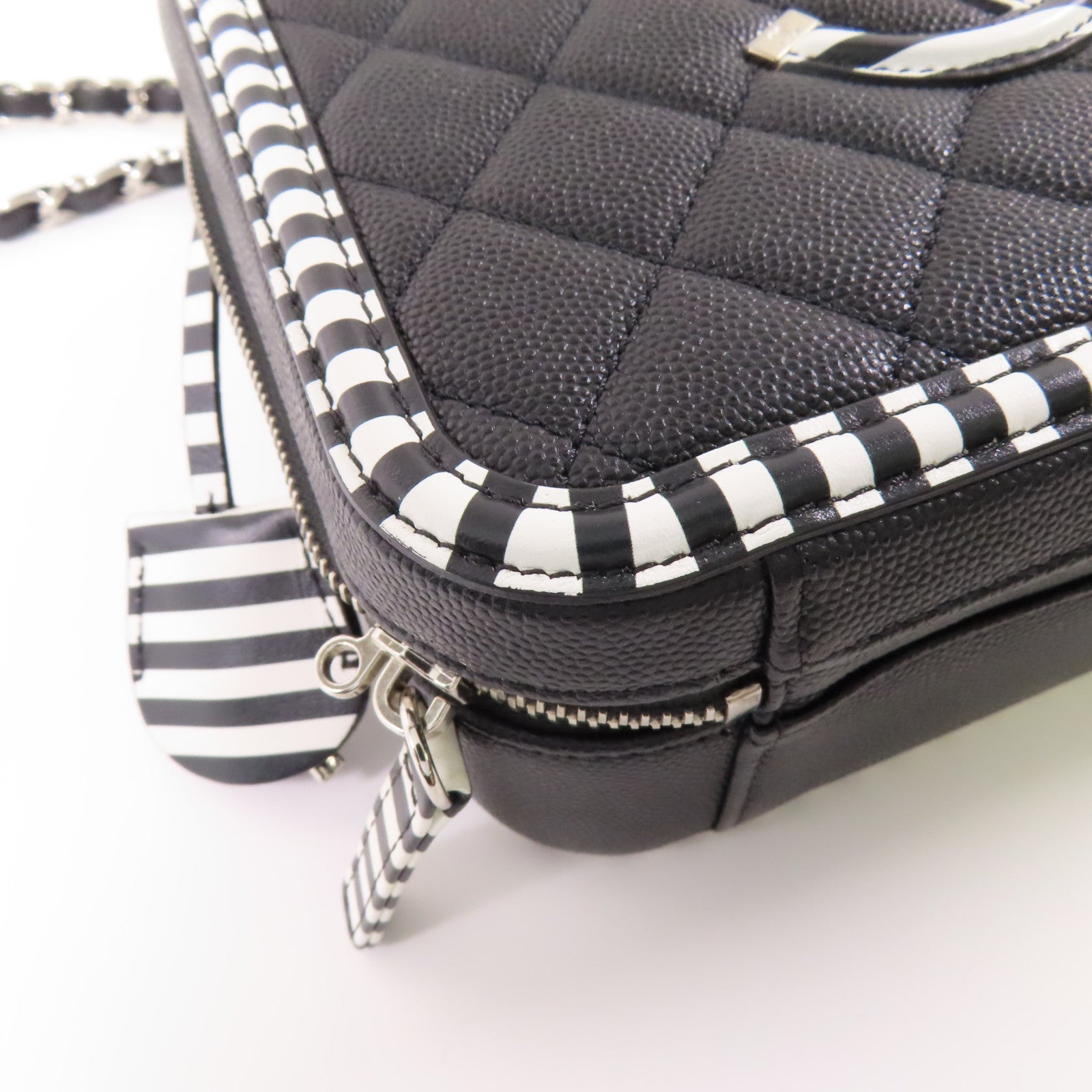 CHANEL 【激減優惠】牛皮皮革Filigree Vanity Case Medium銀扣手挽肩背兩用袋