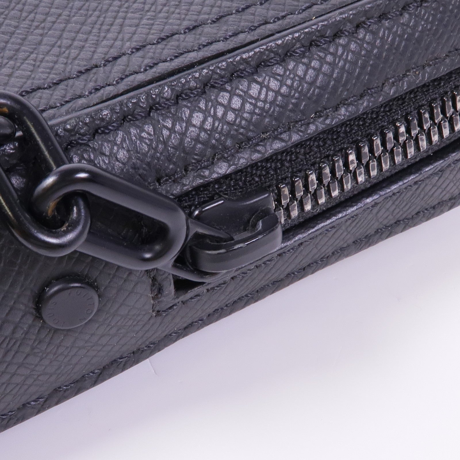 LOUIS VUITTON Taiga Danube Messenger肩背袋