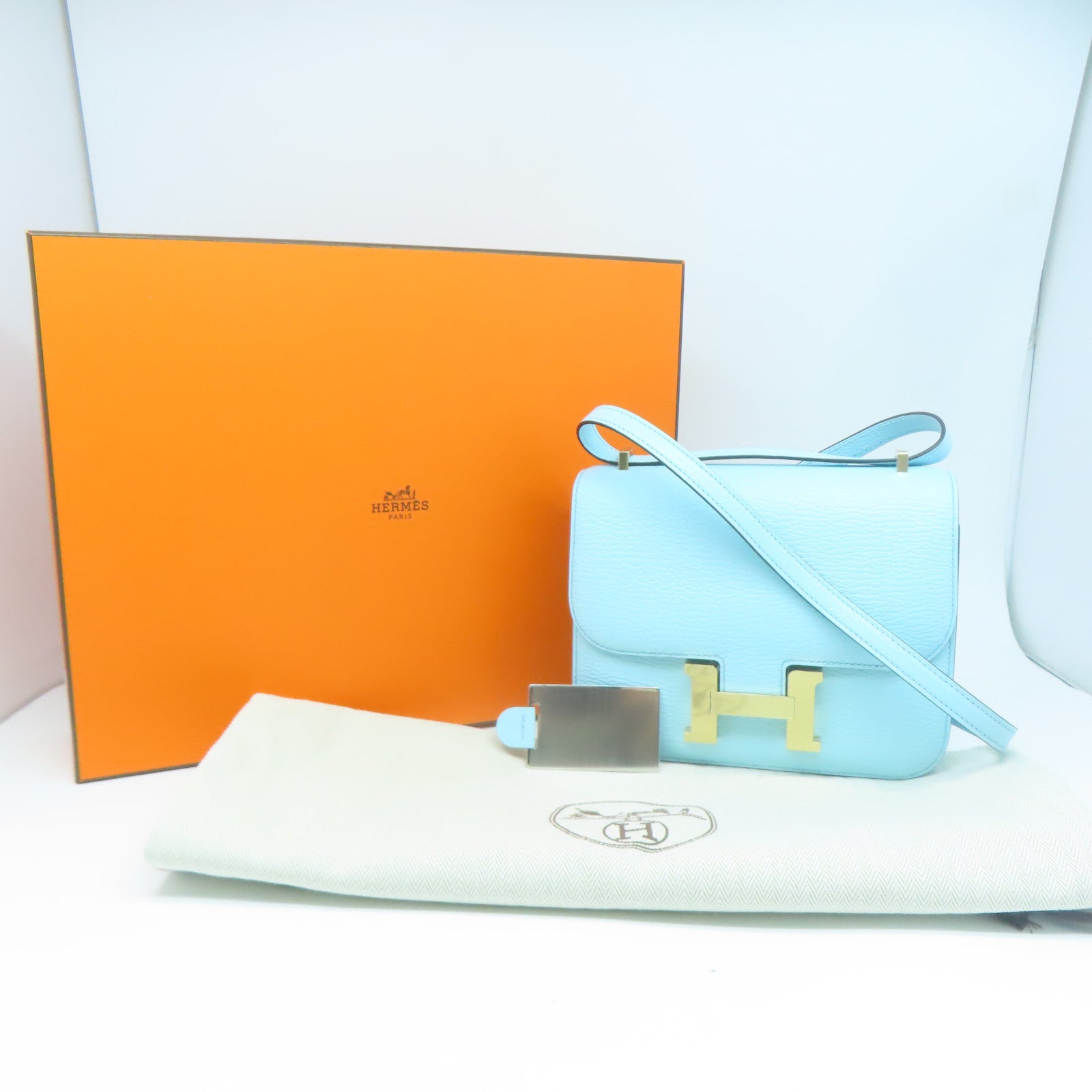 HERMES **【清倉大減價】Chevre皮革Constance Mini銀扣肩背袋Bleu Zephyr淺藍色