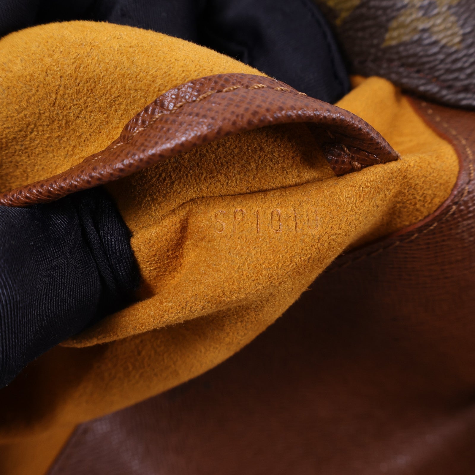 LOUIS VUITTON gram Musette Tango金扣肩背袋
