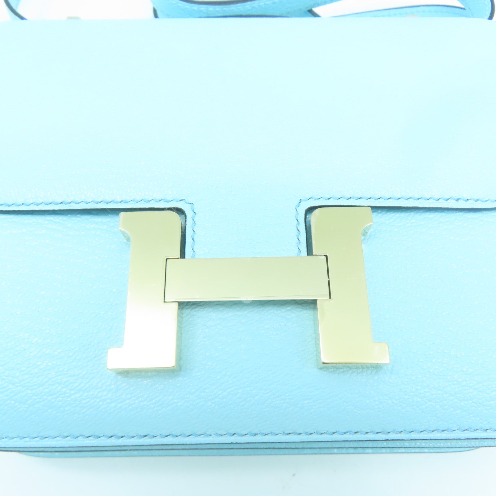 HERMES **【清倉大減價】Chevre皮革Constance Mini銀扣肩背袋Bleu Zephyr淺藍色