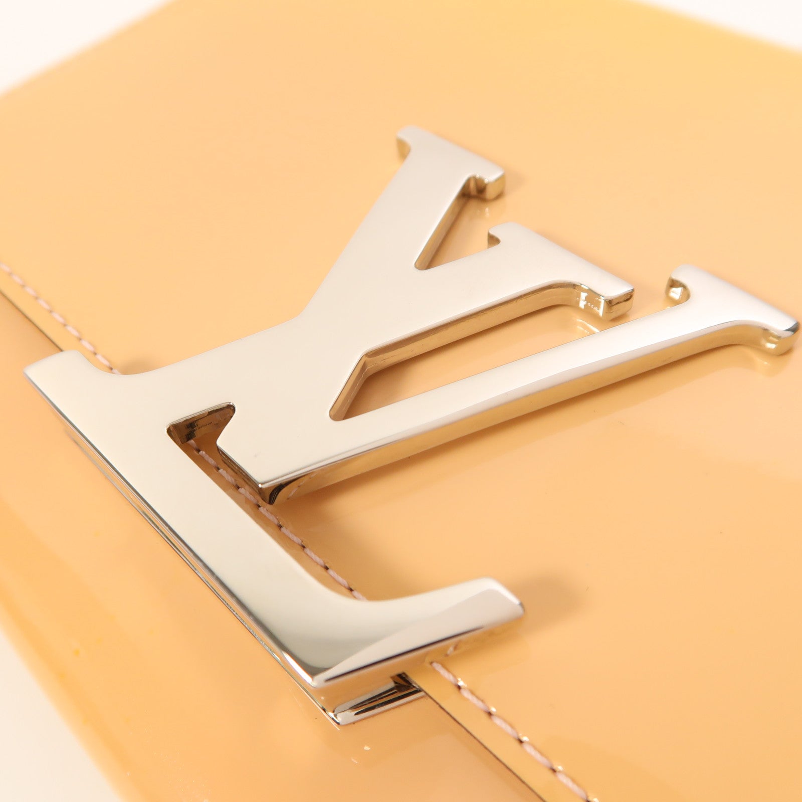 LOUIS VUITTON 漆皮皮革Louise MM 銀扣鏈帶肩背袋