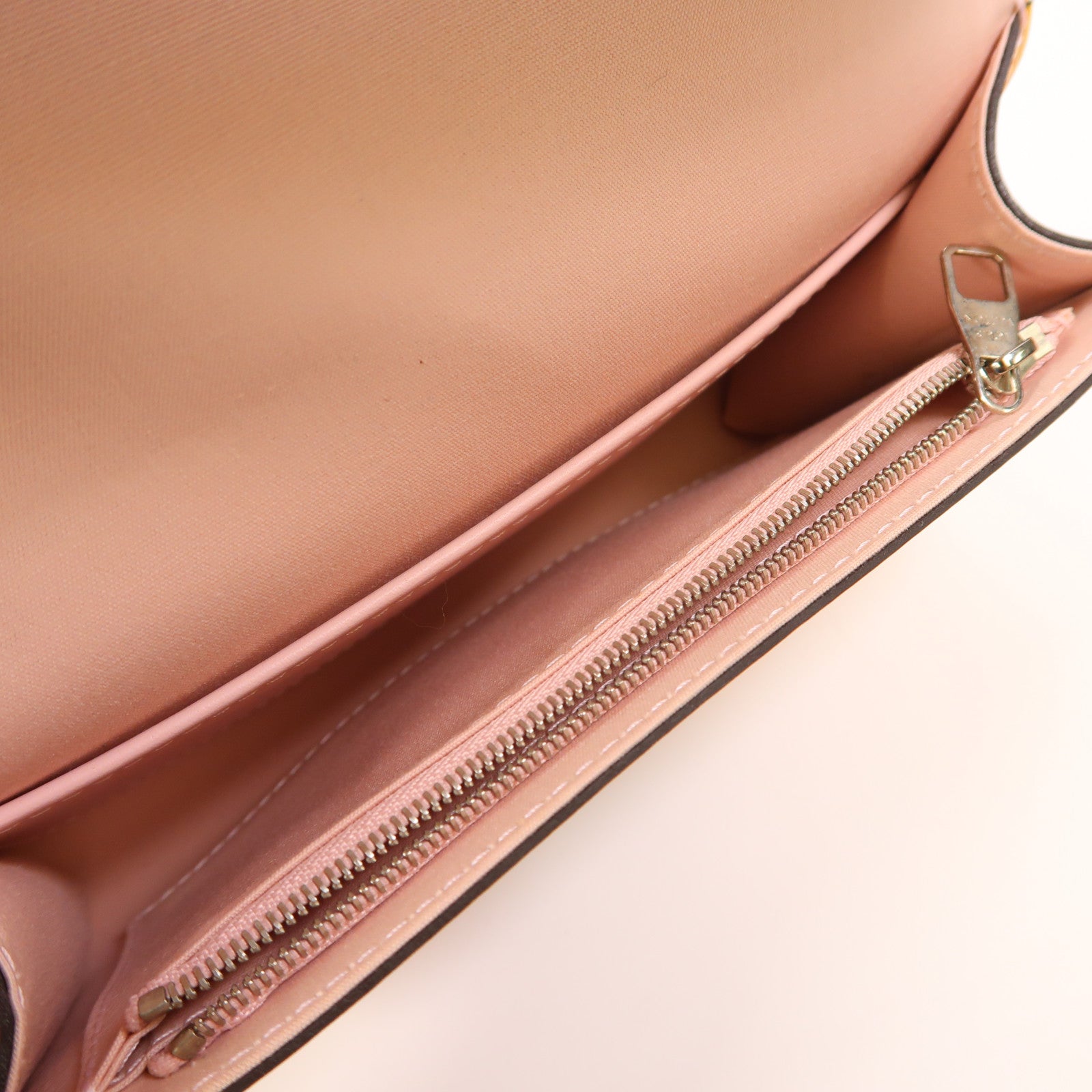 LOUIS VUITTON 漆皮皮革Louise MM 銀扣鏈帶肩背袋