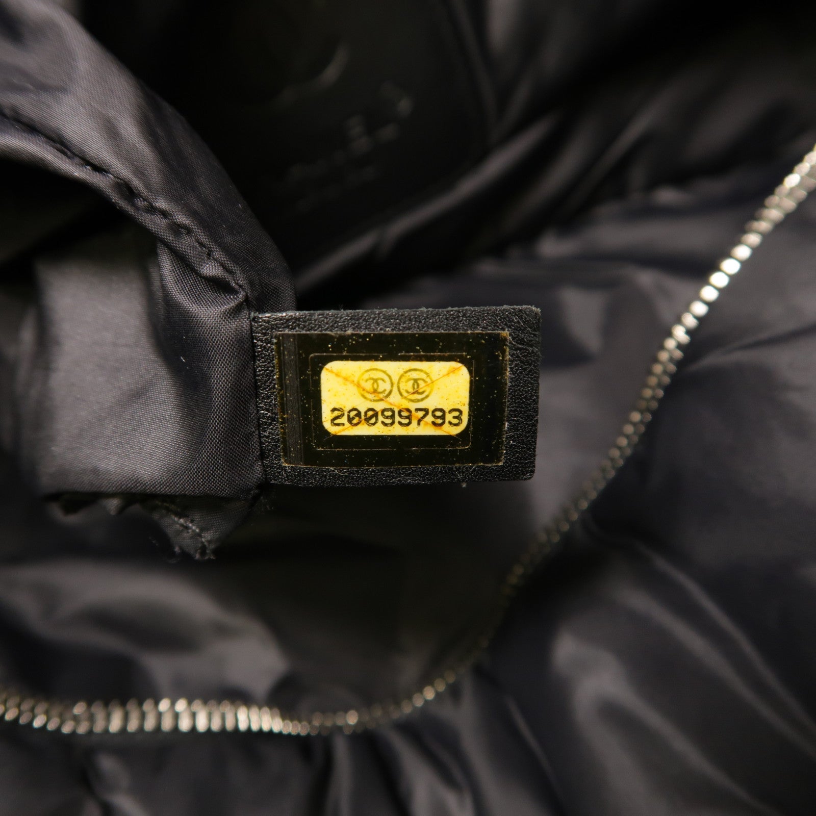 CHANEL 尼龍CoCo Cocoon銀扣肩背袋
