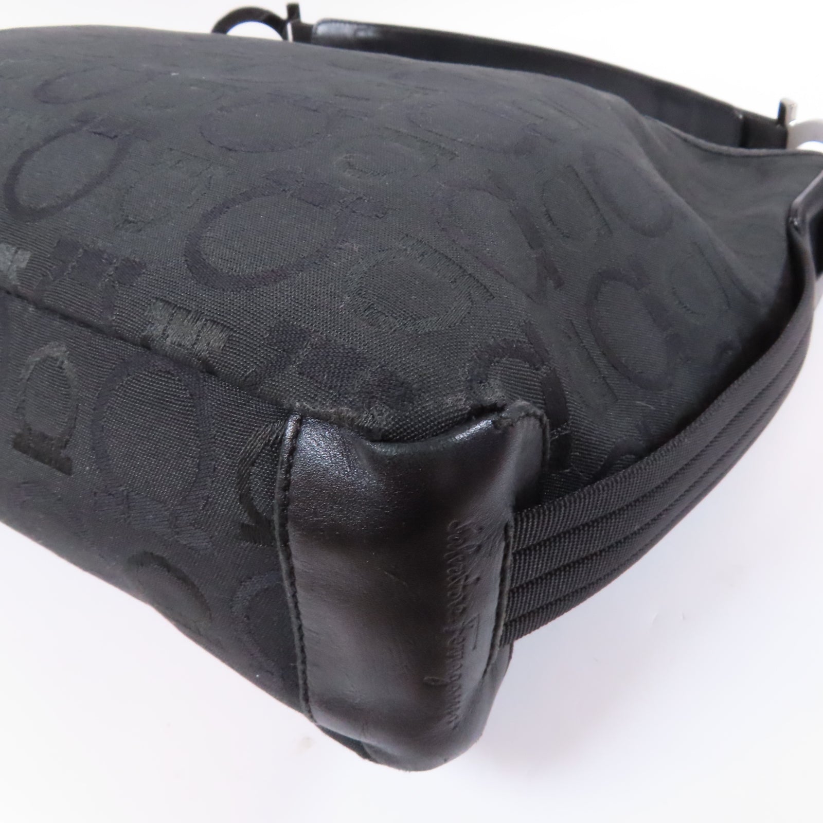 Salvatore Ferragamo 帆布Shoulder Bag銀扣肩背袋黑色