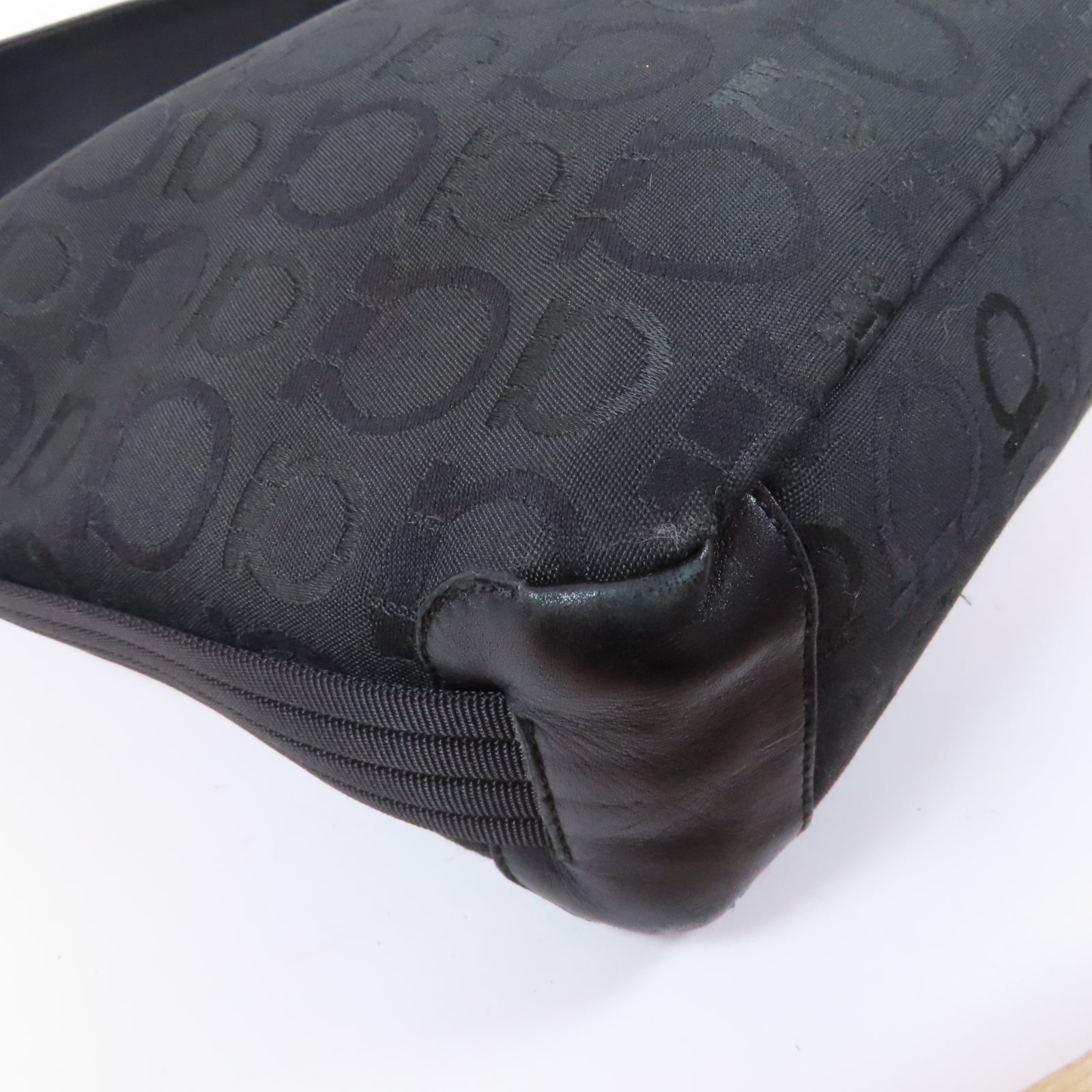 Salvatore Ferragamo 帆布Shoulder Bag銀扣肩背袋黑色