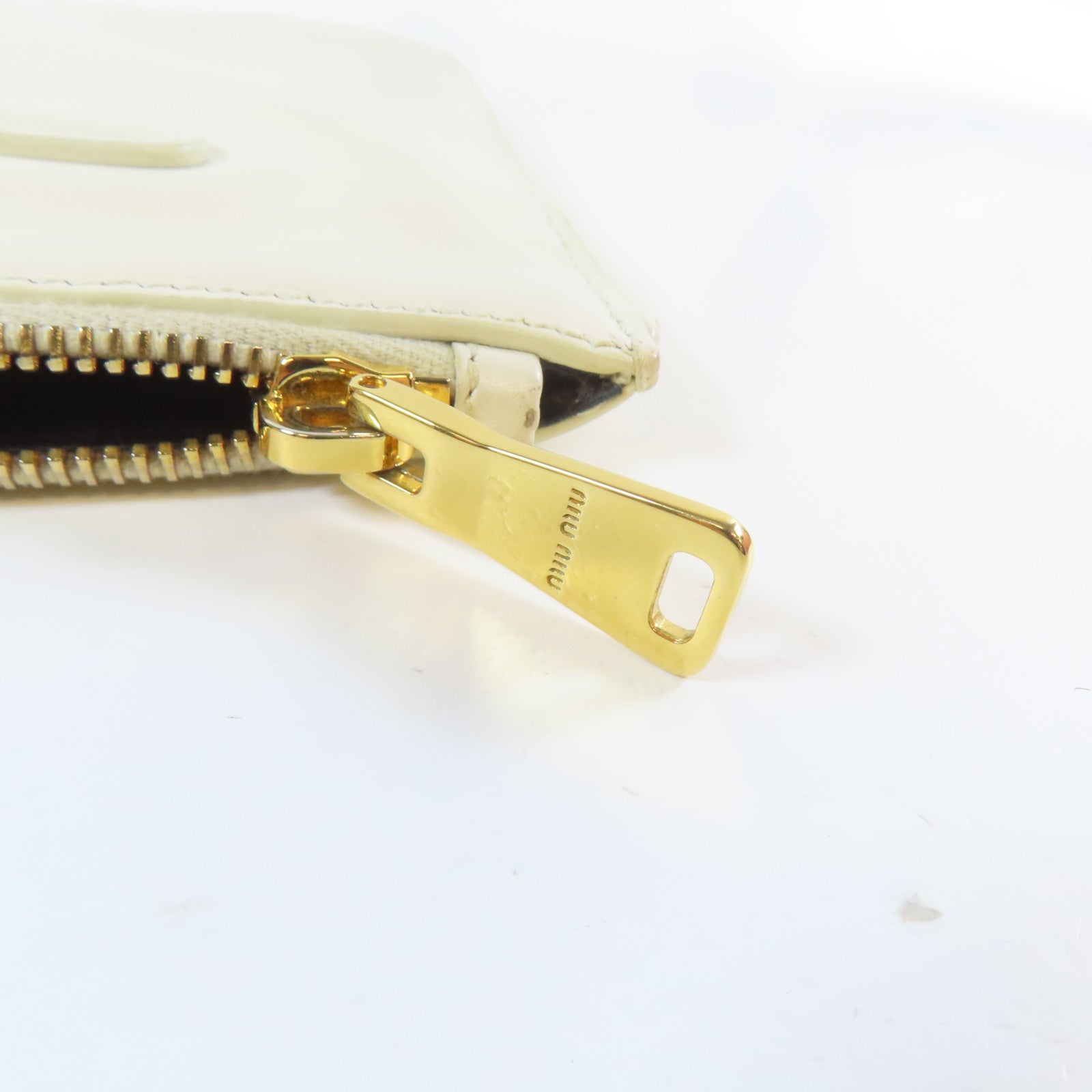Miu Miu 【激減優惠】牛皮皮革Clutch Pouch With Handle金扣手拿包白色
