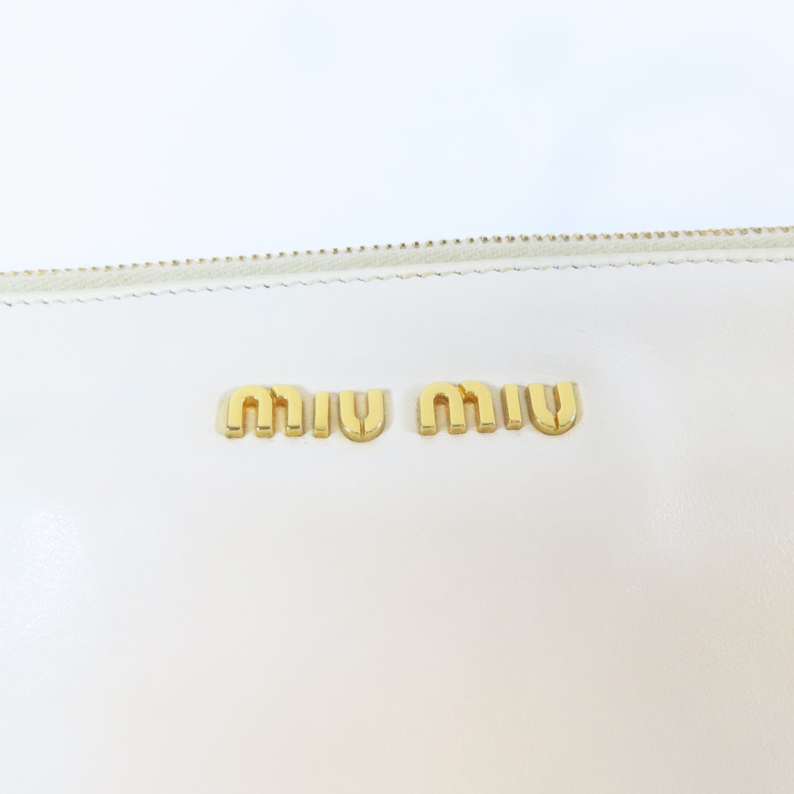 Miu Miu 【激減優惠】牛皮皮革Clutch Pouch With Handle金扣手拿包白色