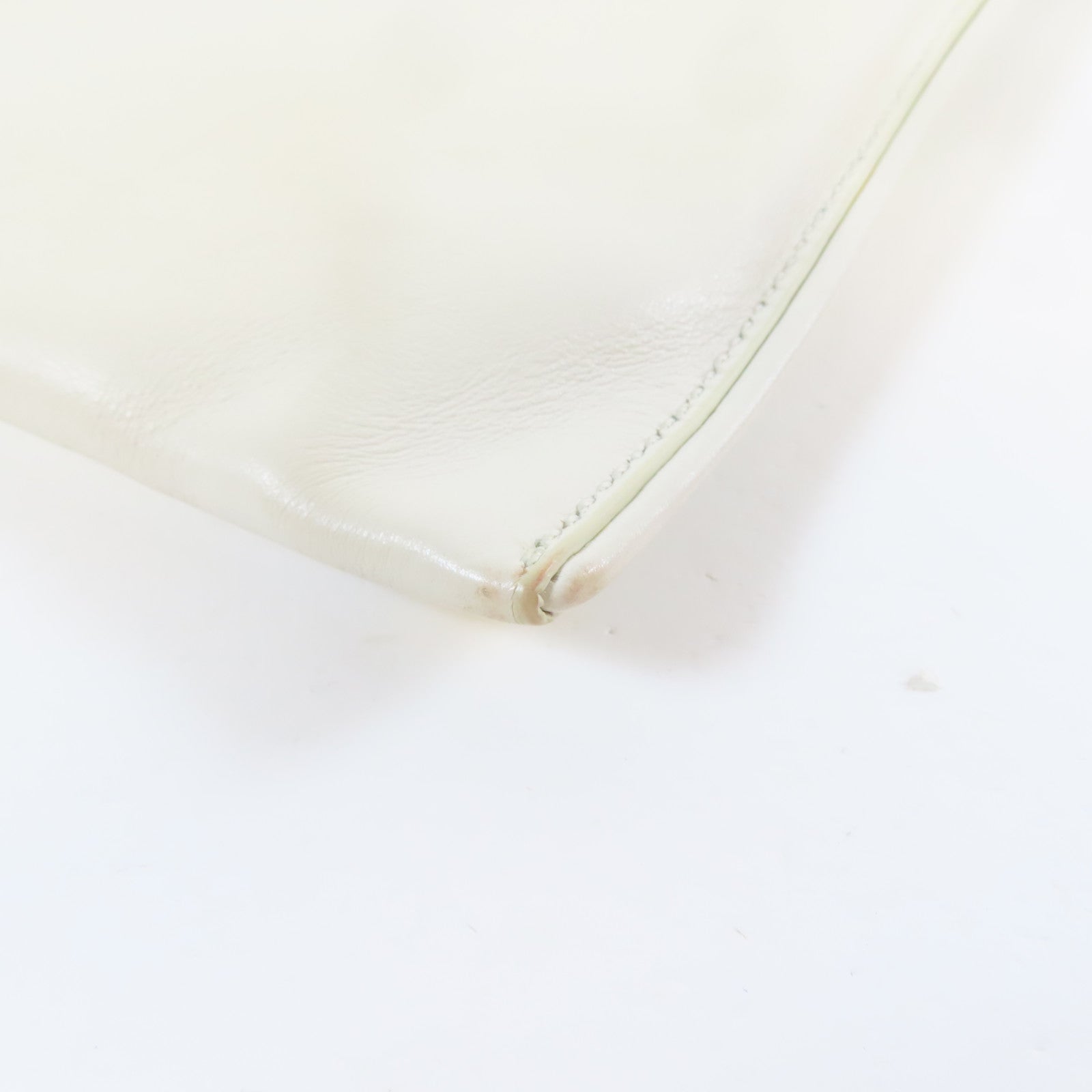 Miu Miu 【激減優惠】牛皮皮革Clutch Pouch With Handle金扣手拿包白色