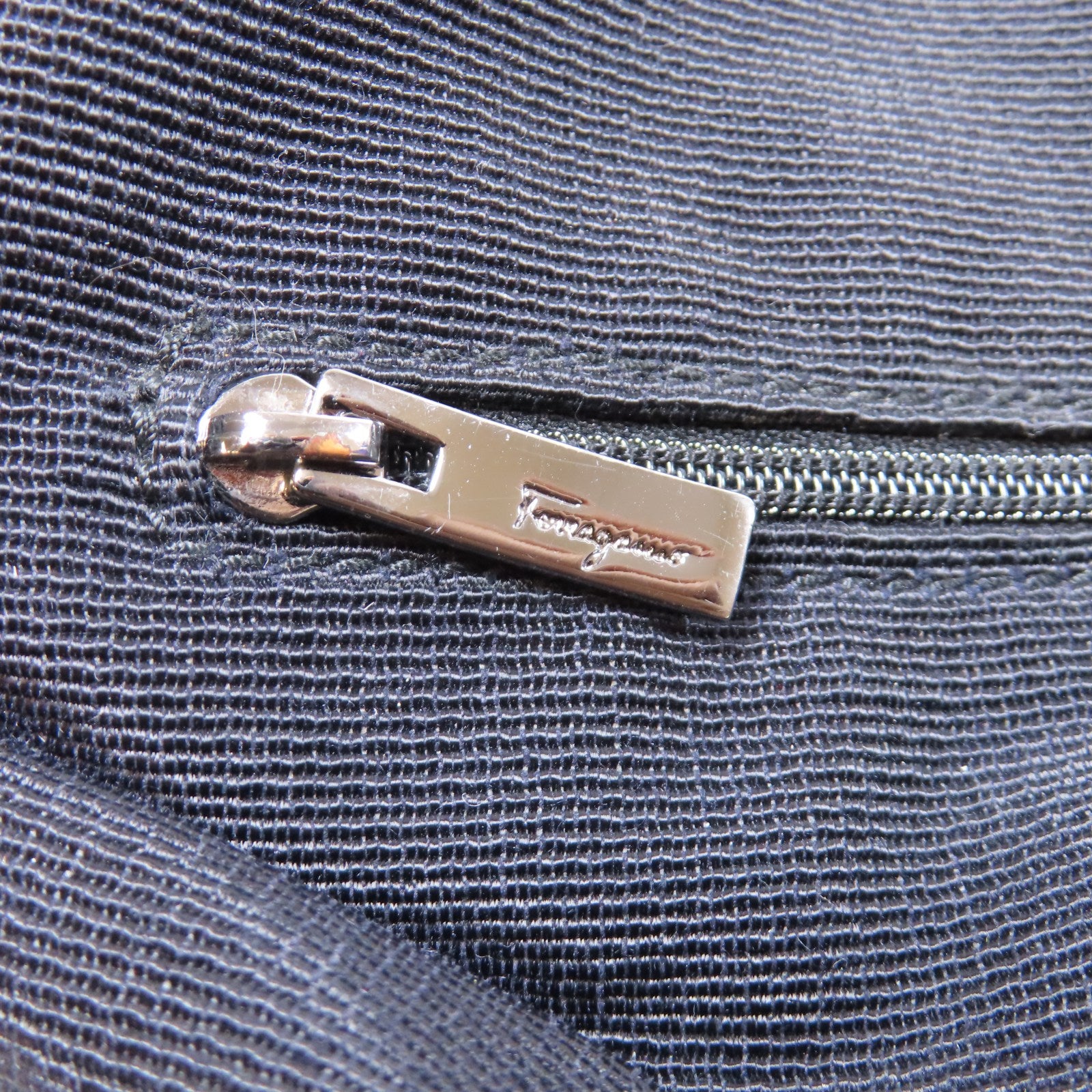 Salvatore Ferragamo 帆布Shoulder Bag銀扣肩背袋黑色