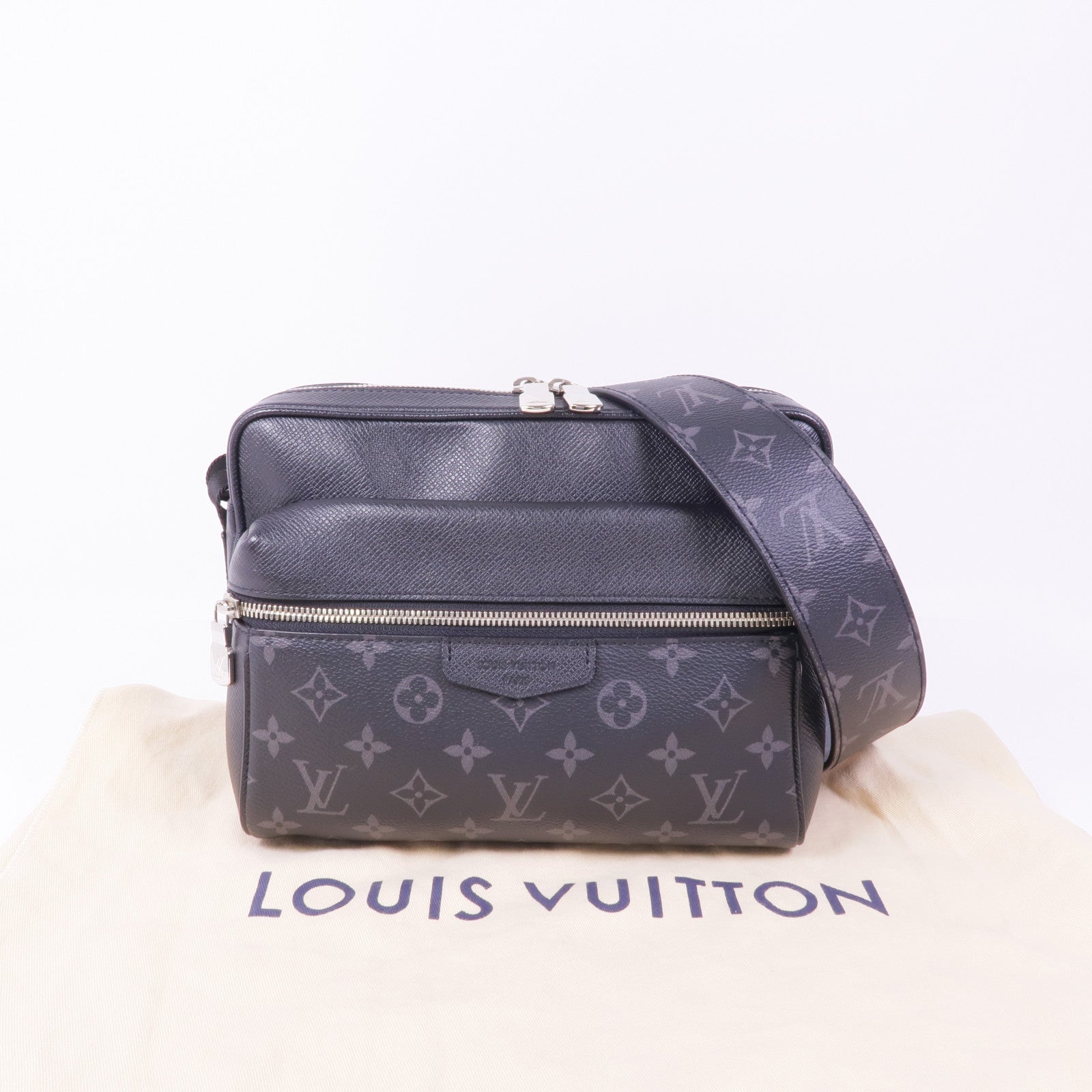 LOUIS VUITTON Monogram Eclipse/Taiga Outdoor Messenger銀扣肩背袋