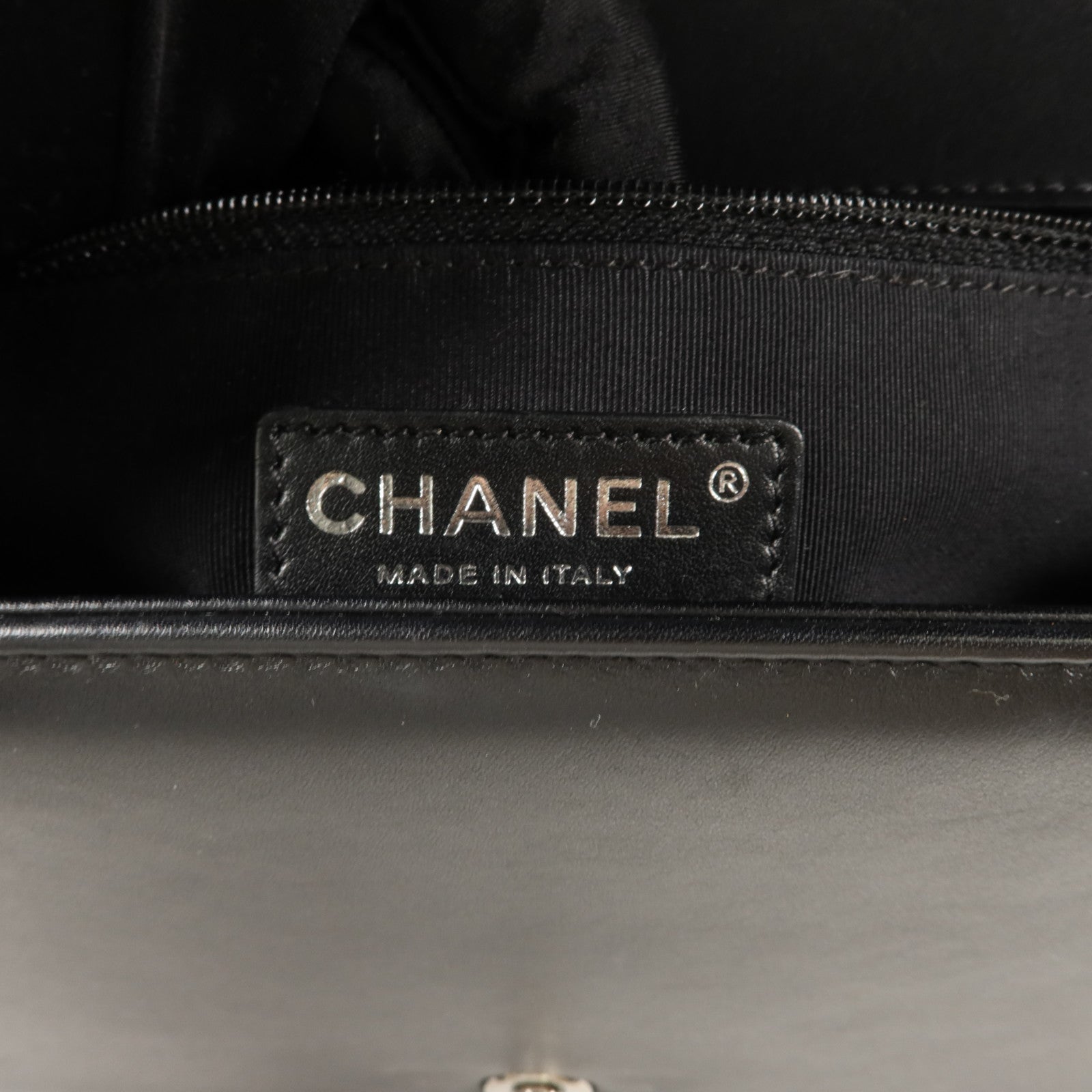 CHANEL 漆皮皮革Boy 28鏈帶肩背袋