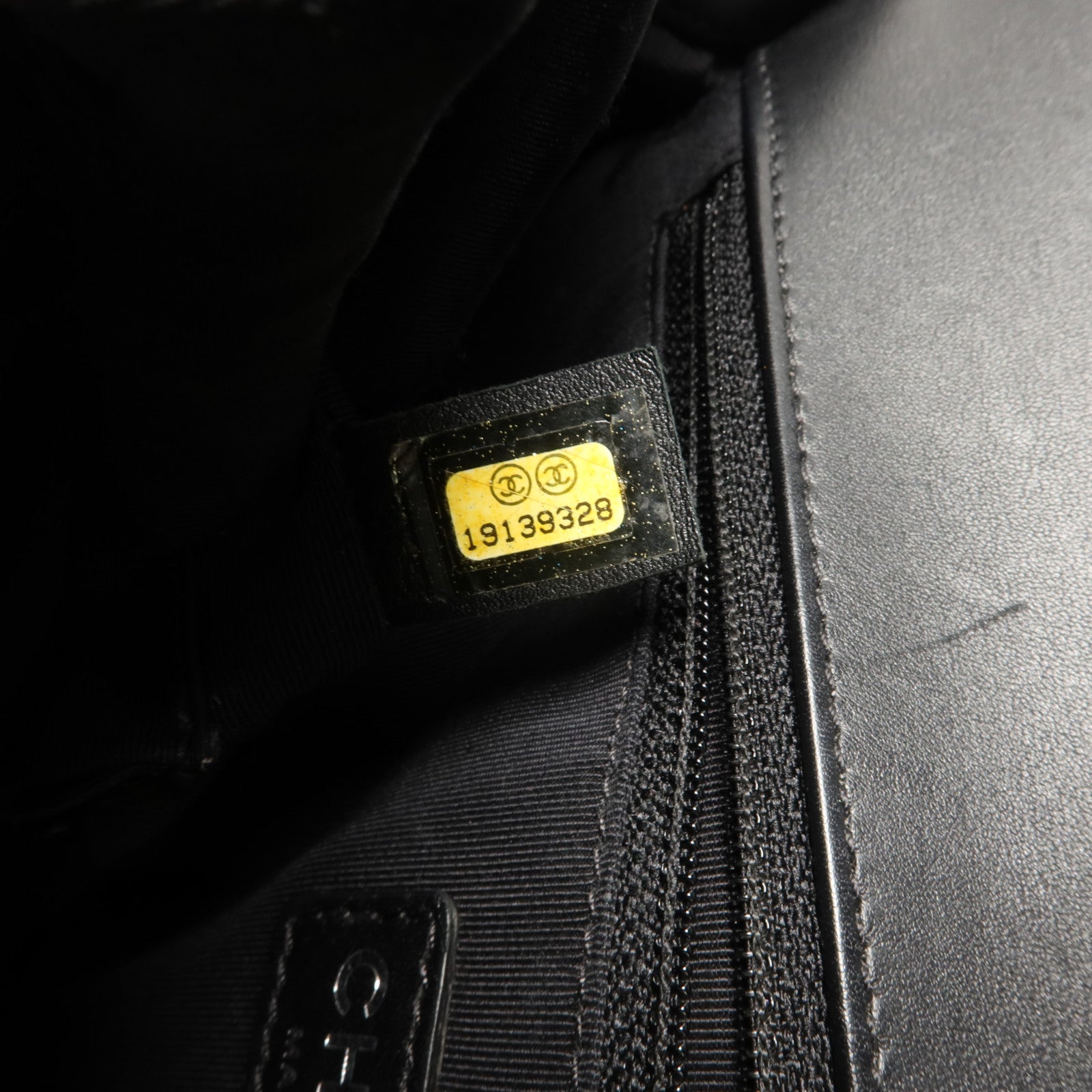 CHANEL 漆皮皮革Boy 28鏈帶肩背袋