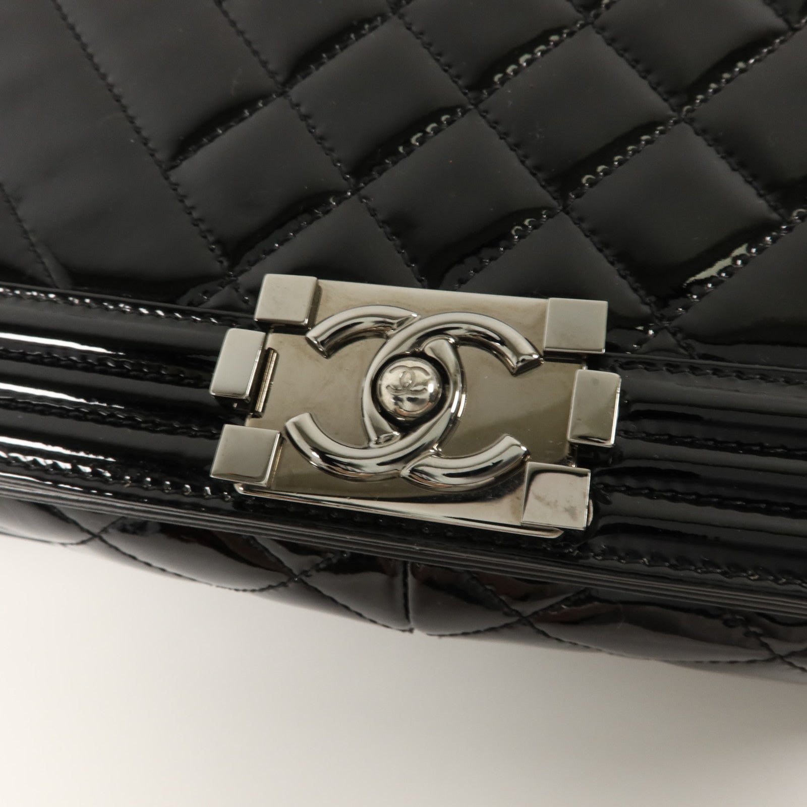 CHANEL 漆皮皮革Boy 28鏈帶肩背袋