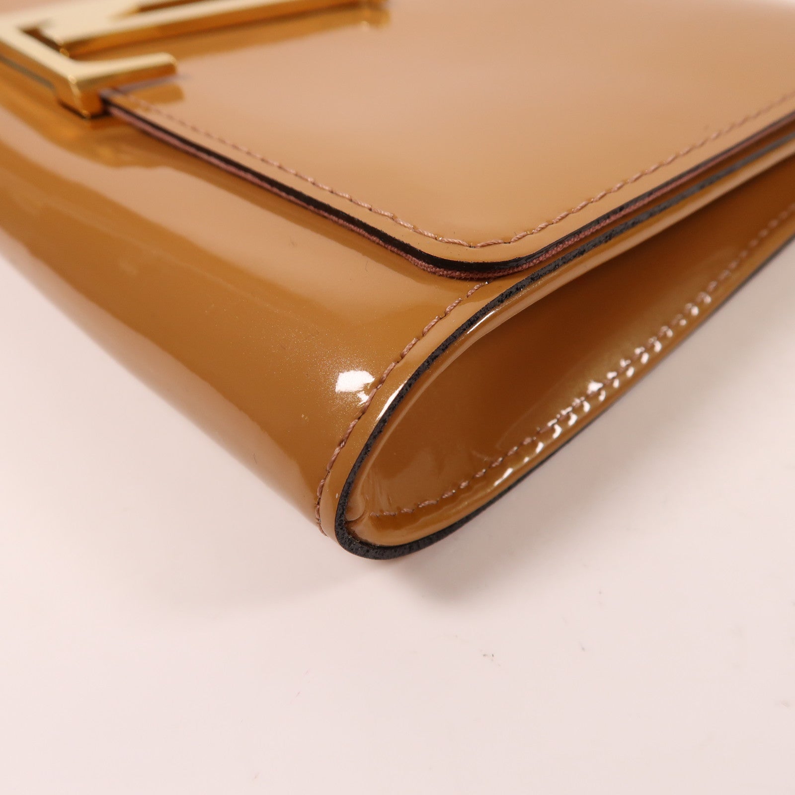 LOUIS VUITTON Monogram Vernis Louise金扣手拿包