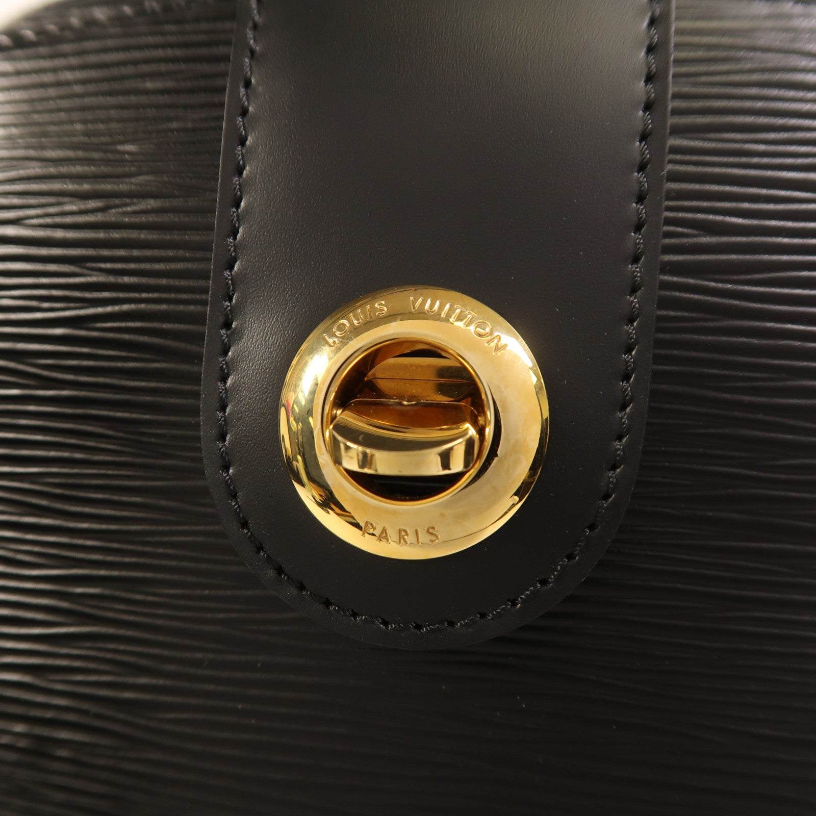 LOUIS VUITTON Epi Cluny金扣肩背袋