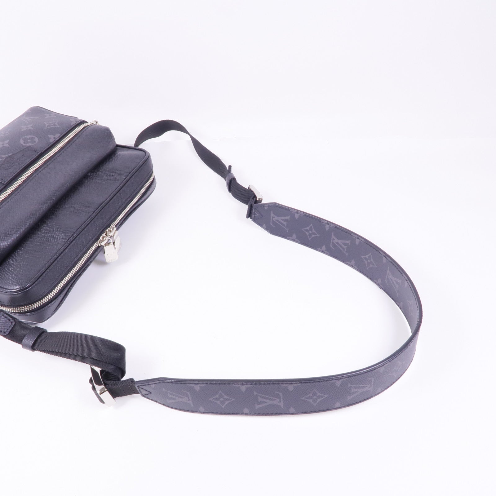 LOUIS VUITTON Monogram Eclipse/Taiga Outdoor Messenger銀扣肩背袋