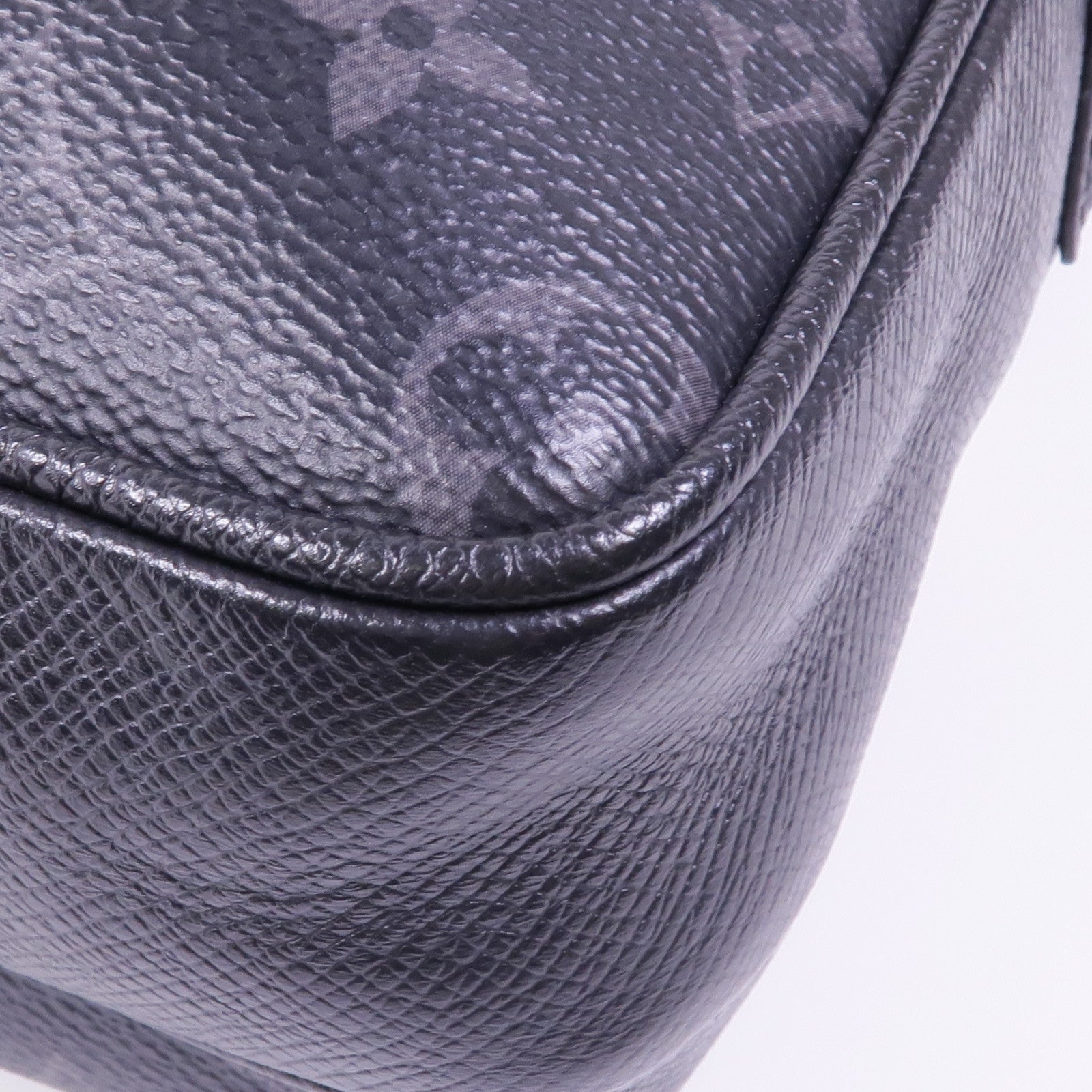 LOUIS VUITTON Monogram Eclipse/Taiga Outdoor Messenger銀扣肩背袋