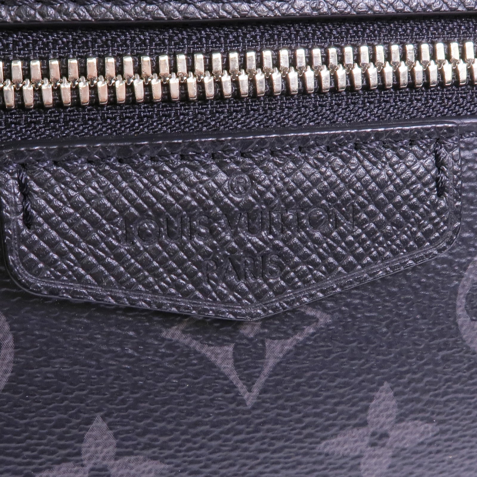 LOUIS VUITTON Monogram Eclipse/Taiga Outdoor Messenger銀扣肩背袋