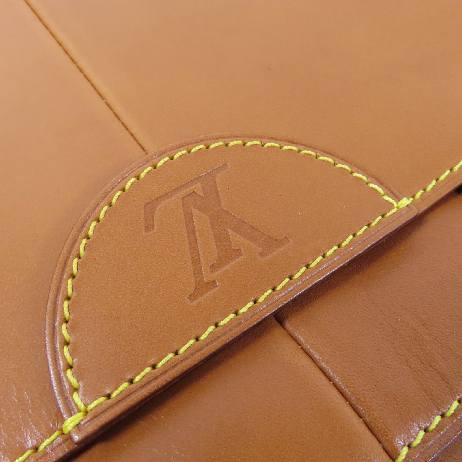 LOUIS VUITTON 皮革Negeb PM金扣手挽袋