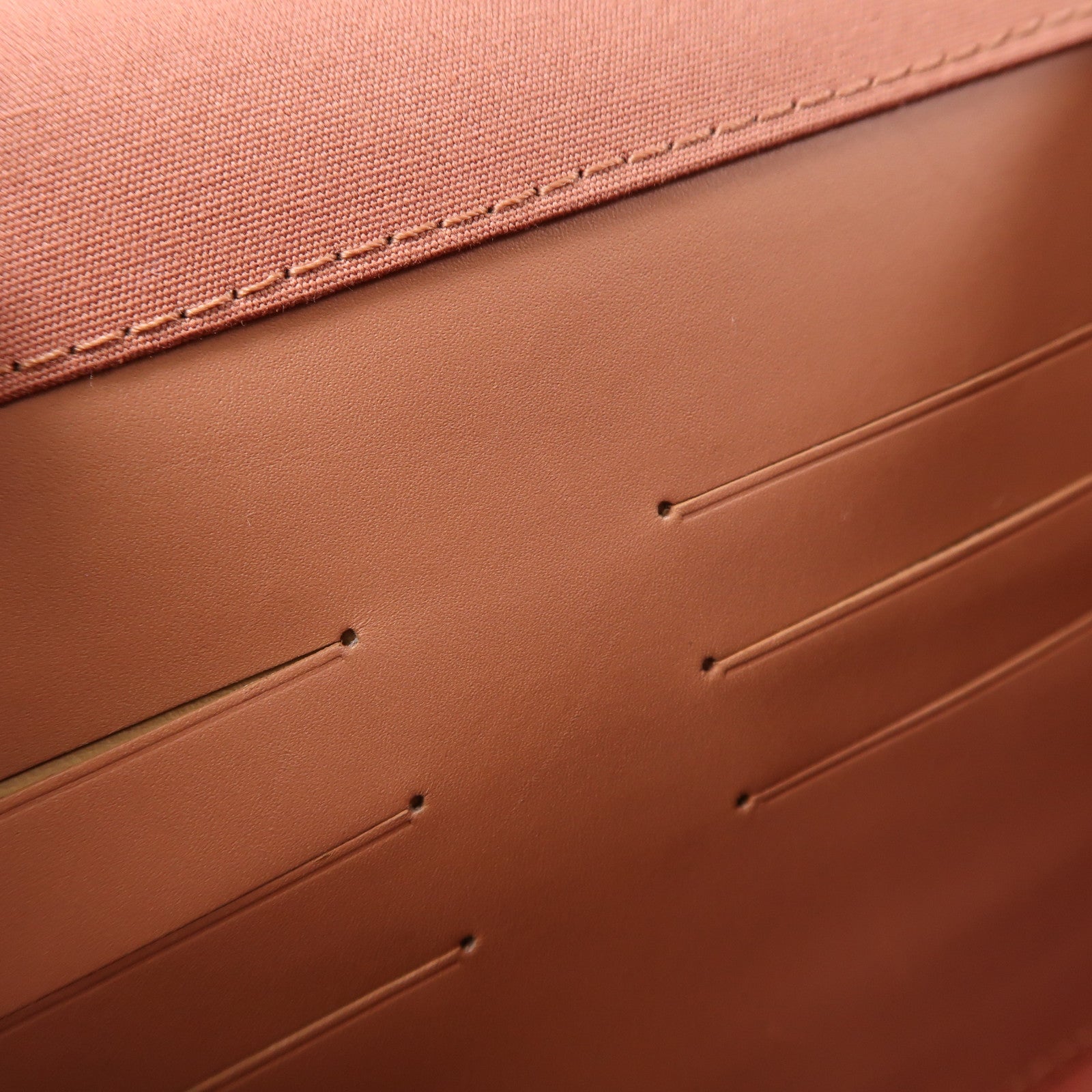 LOUIS VUITTON Monogram Vernis Louise金扣手拿包